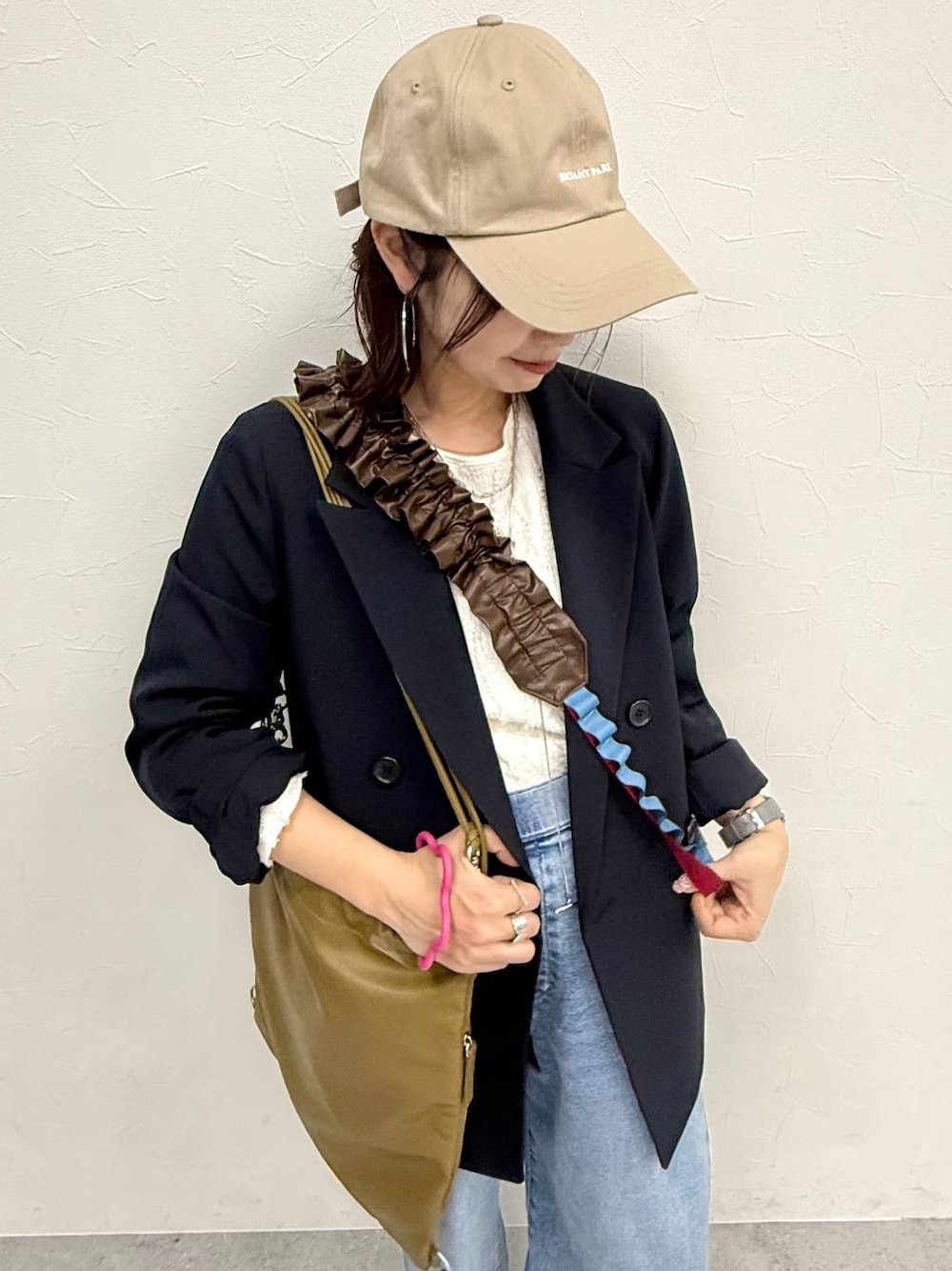 ホワイト系のTシャツ/カットソー、ブルー系のデニムパンツ、ブルー系のテーラードジャケットを着用したレディースの冬コーディネートの1枚目の写真