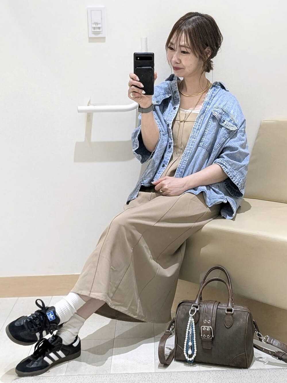 「きれいめ、ベーシック/シンプル、着痩せ・細見え、ママコーデ、体型カバー、カジュアル、GLOBAL WORK」｜「GLOBAL WORKのマルチWAYパールチャーム/251929（キーケース/キーアクセサリー、ブルー系）」を使った、せこ子さん（レディース・159cm）の春コーディネートの1枚目の写真