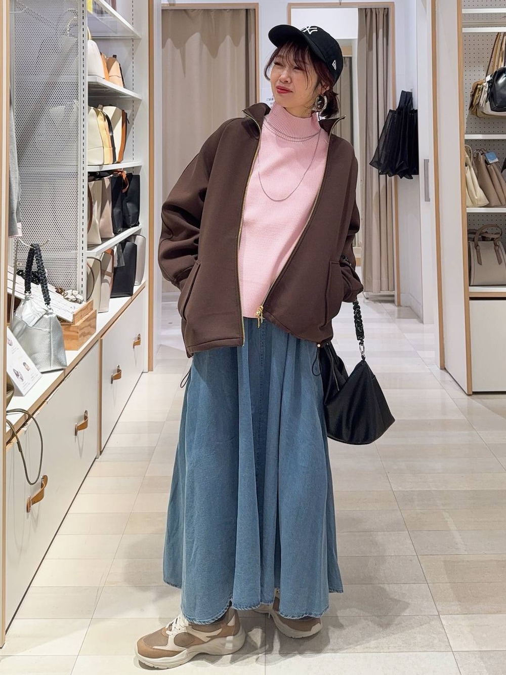 ピンク系のニット/セーター、ホワイト系のTシャツ/カットソー、ブラウン系のその他シューズを着用したレディースの冬コーディネートの1枚目の写真