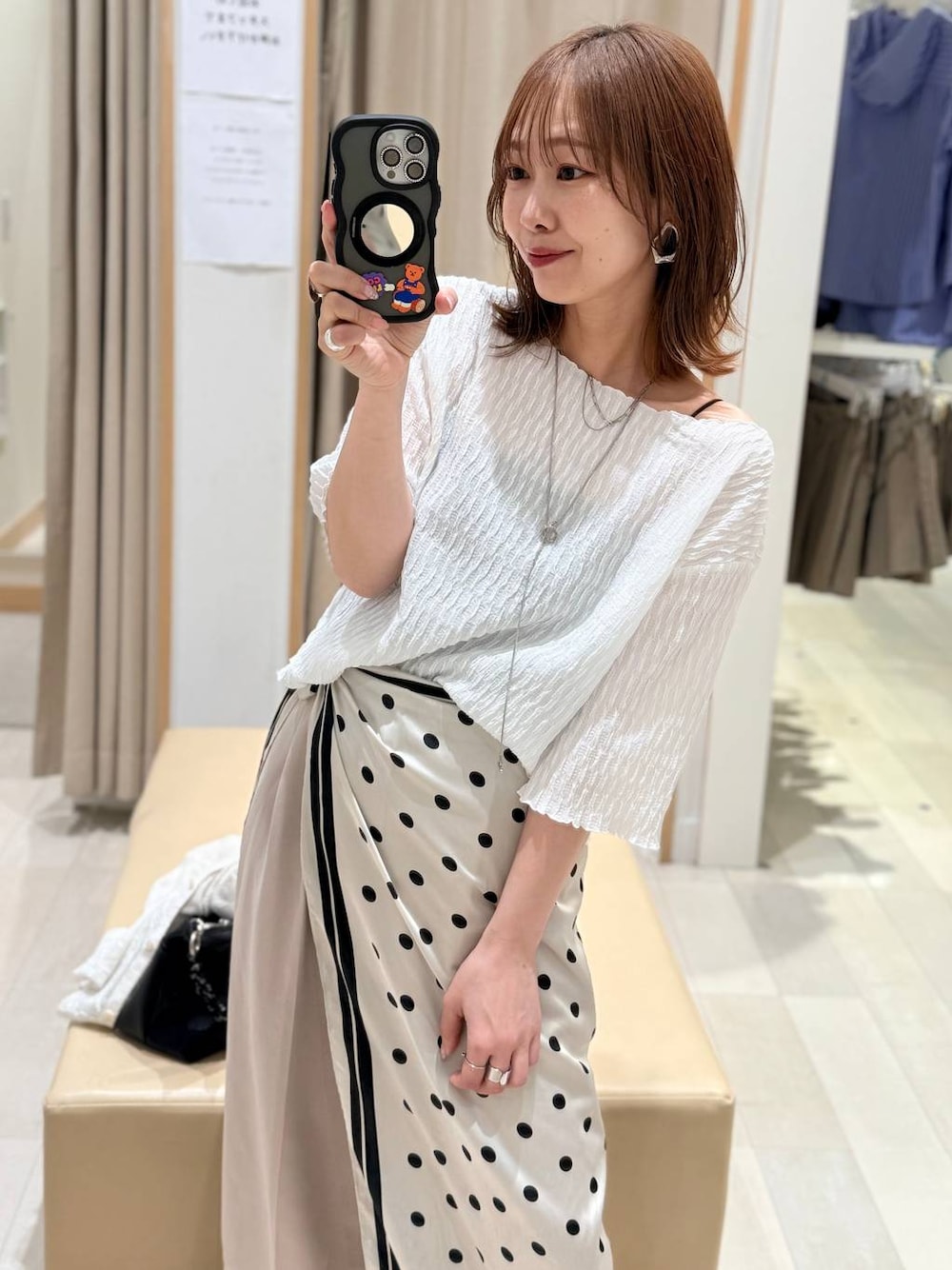 ベージュ系のその他パンツ、ブラウン系のキャミソール、ベージュ系のパーカーを着用したレディースの春コーディネートの1枚目の写真