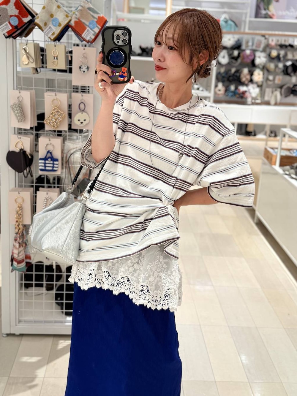 ホワイト系のその他トップス、ブルー系のスカート、ホワイト系のTシャツ/カットソーを着用したレディースの夏コーディネートの1枚目の写真