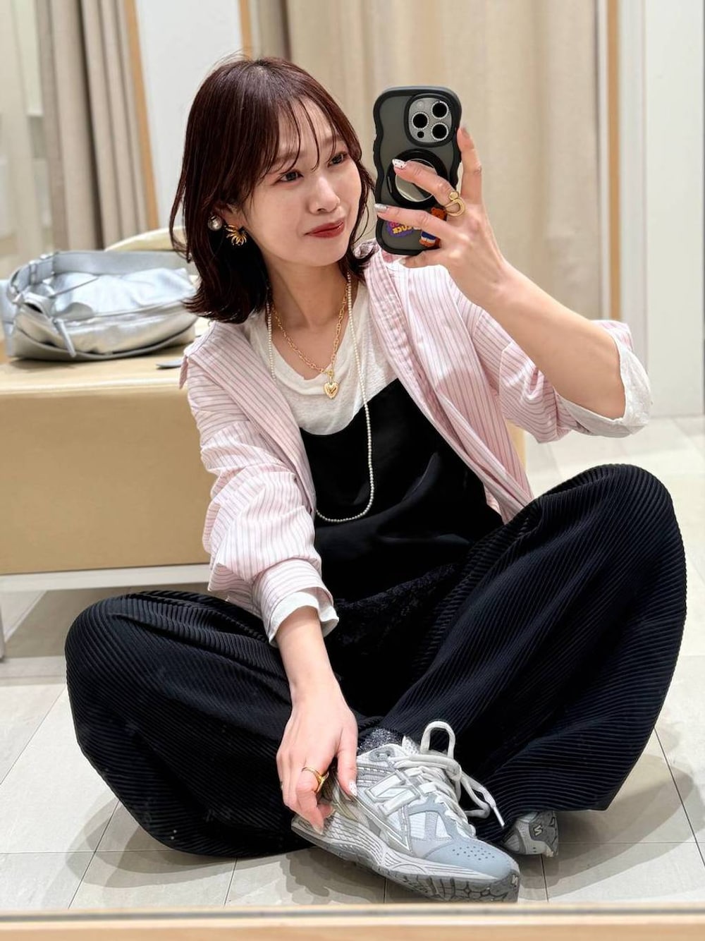ホワイト系のブルゾン、ピンク系のシャツ/ブラウス、ホワイト系のTシャツ/カットソーを着用したレディースの春コーディネートの1枚目の写真