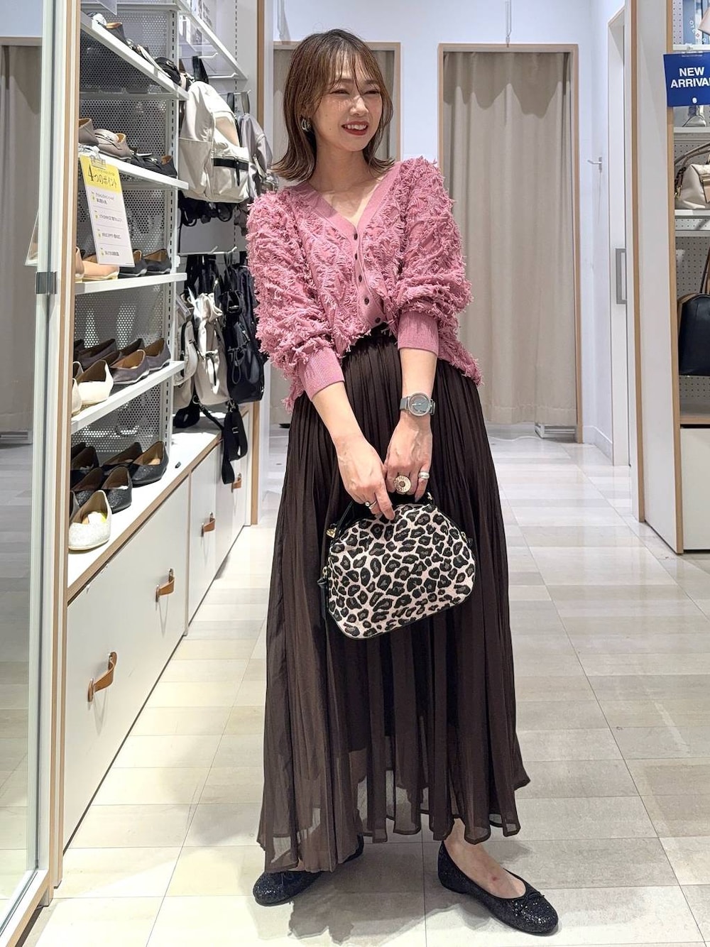 その他のショルダーバッグ、ブラック系のバレエシューズ、ピンク系のカーディガン/ボレロを着用したレディースの夏コーディネートの1枚目の写真