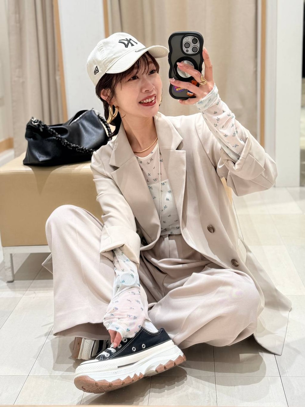 ホワイト系のTシャツ/カットソー、ベージュ系のテーラードジャケット、ベージュ系のその他パンツを着用したレディースの冬コーディネートの1枚目の写真