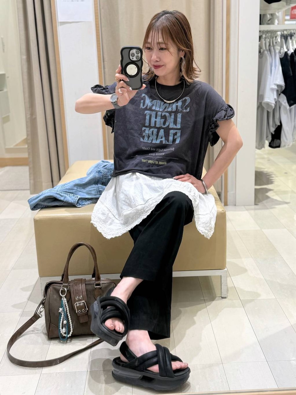 「きれいめ、ベーシック/シンプル、着痩せ・細見え、ママコーデ、体型カバー、カジュアル、GLOBAL WORK」｜「GLOBAL WORKのウツクシルエットフレアパンツ/246520（その他パンツ、ブラック系）」を使った、せこ子さん（レディース・159cm）の春コーディネートの1枚目の写真