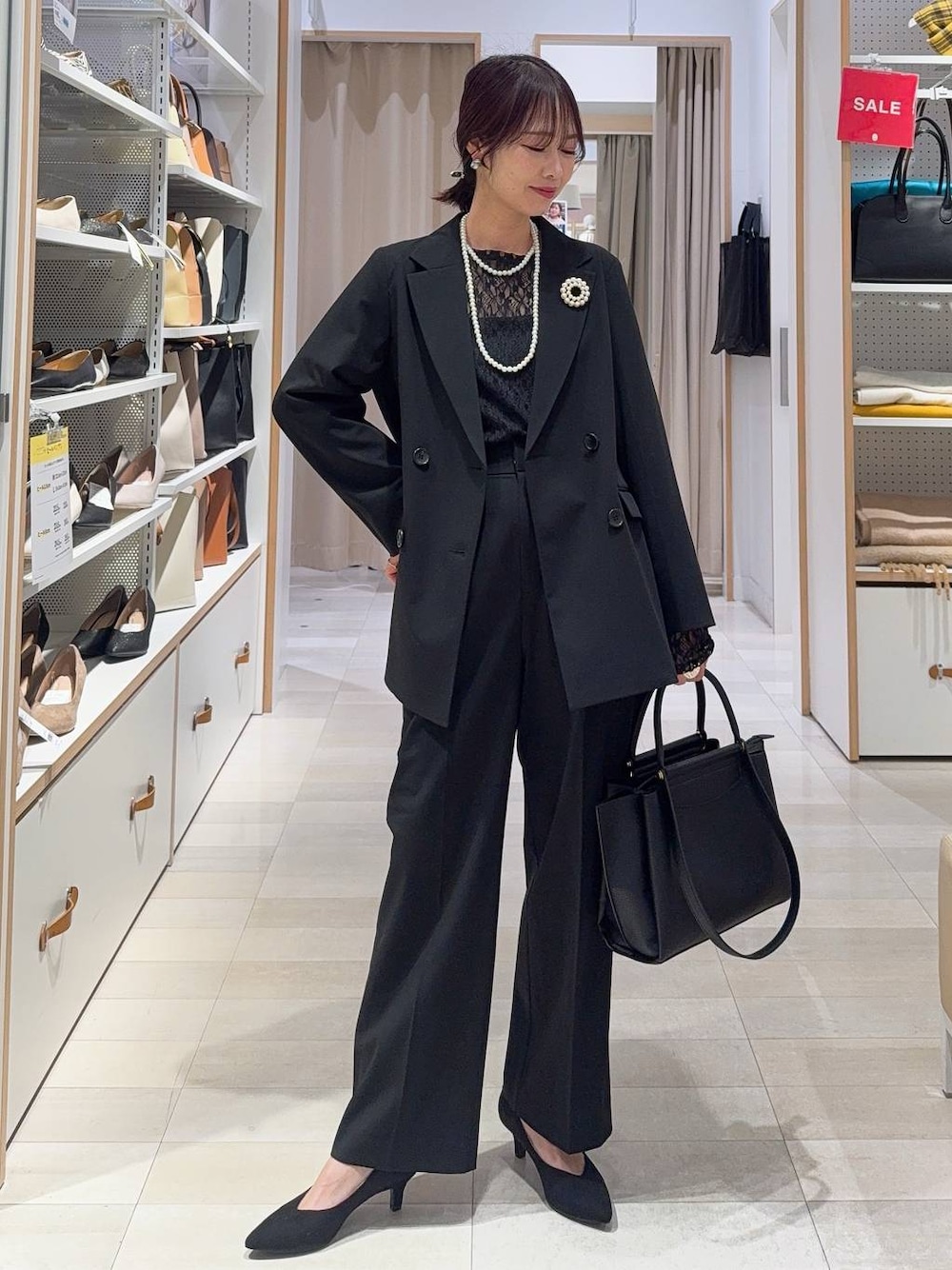 その他のパンプス、ブラック系のキャミソール、ブラック系のTシャツ/カットソーを着用したレディースの冬コーディネートの1枚目の写真