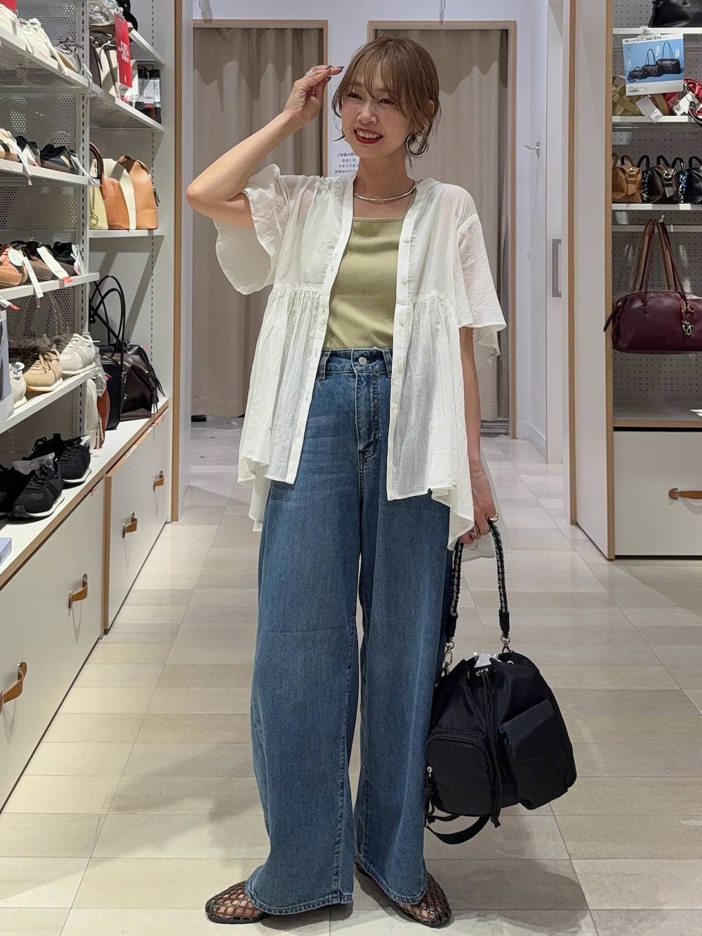 ブルー系のデニムパンツ、イエロー系のタンクトップ、ホワイト系のシャツ/ブラウスを着用したレディースの夏コーディネートの1枚目の写真