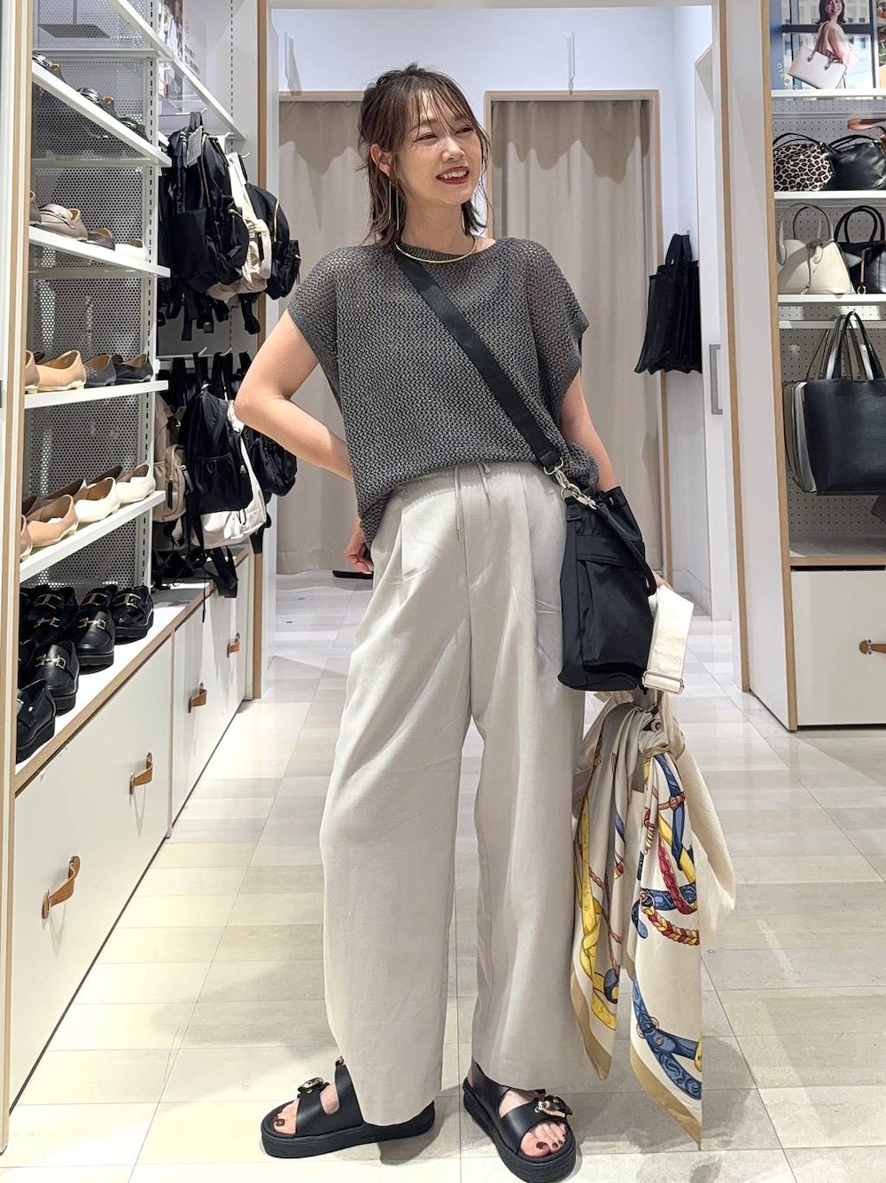 ブラック系のキャミソール、ブラック系のショルダーバッグ、ホワイト系のショルダーバッグを着用したレディースの夏コーディネートの1枚目の写真