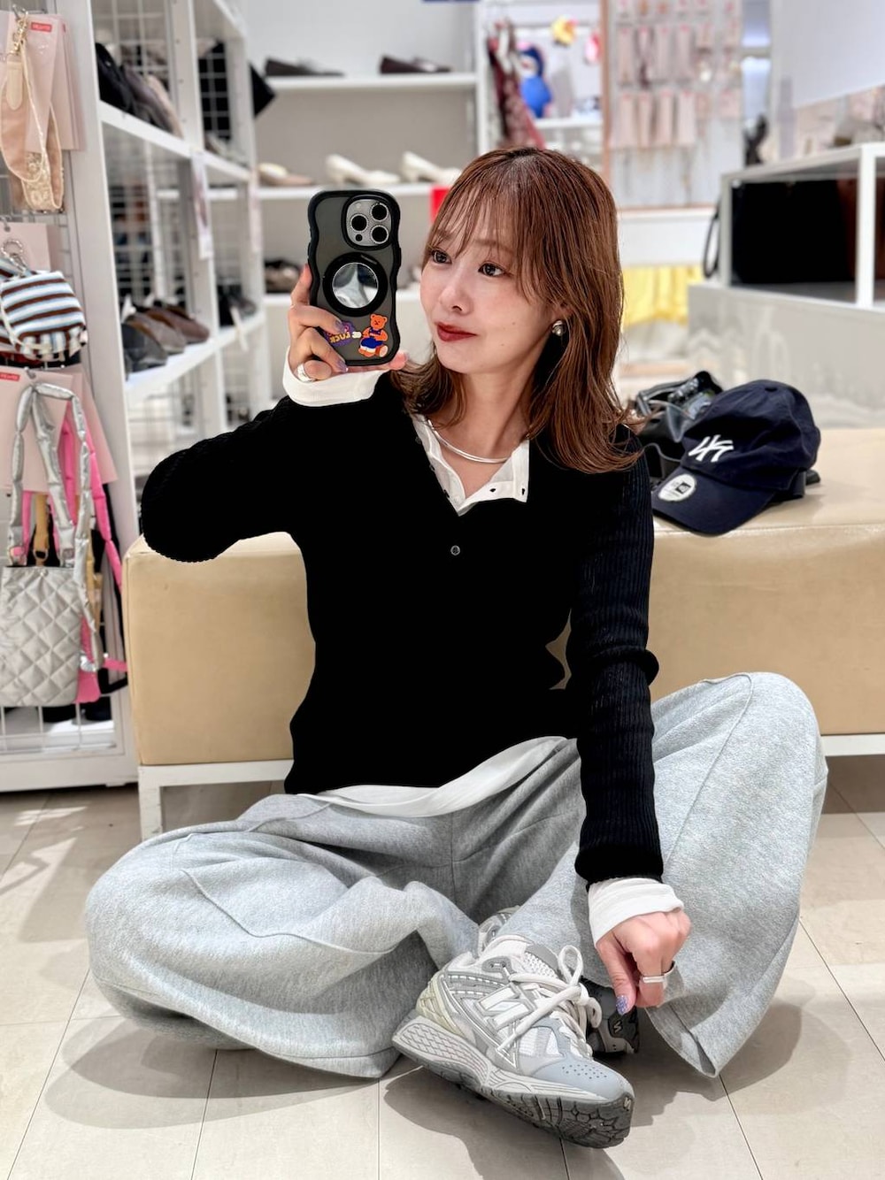 ホワイト系のTシャツ/カットソー、ブラック系のパーカー、グレー系のその他パンツを着用したレディースの秋コーディネートの1枚目の写真
