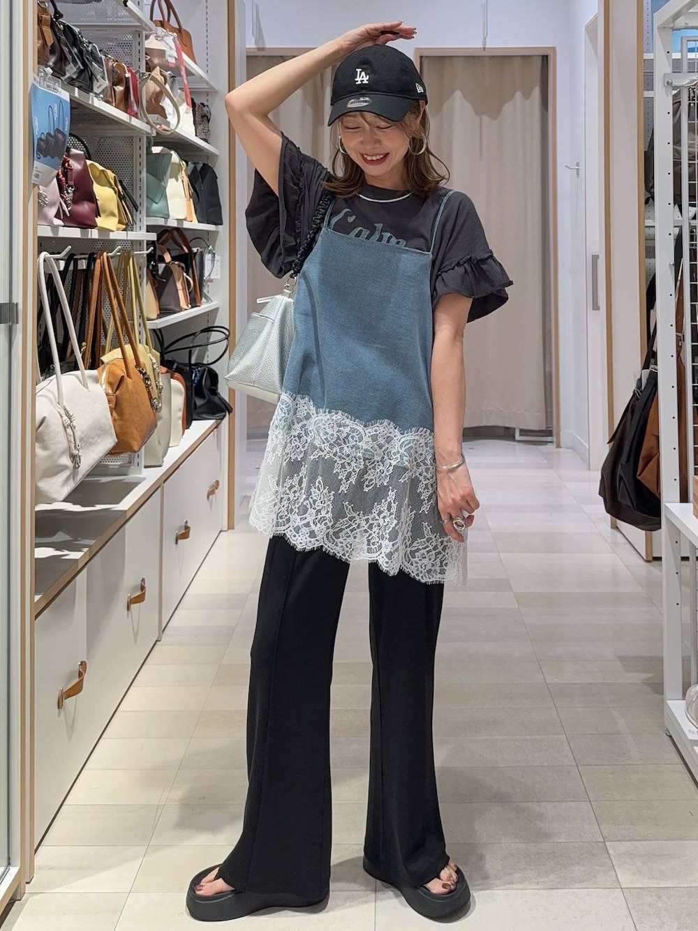 ブラック系のTシャツ/カットソー、ブルー系のキャミソール、ブラック系のその他パンツを着用したレディースの夏コーディネートの1枚目の写真