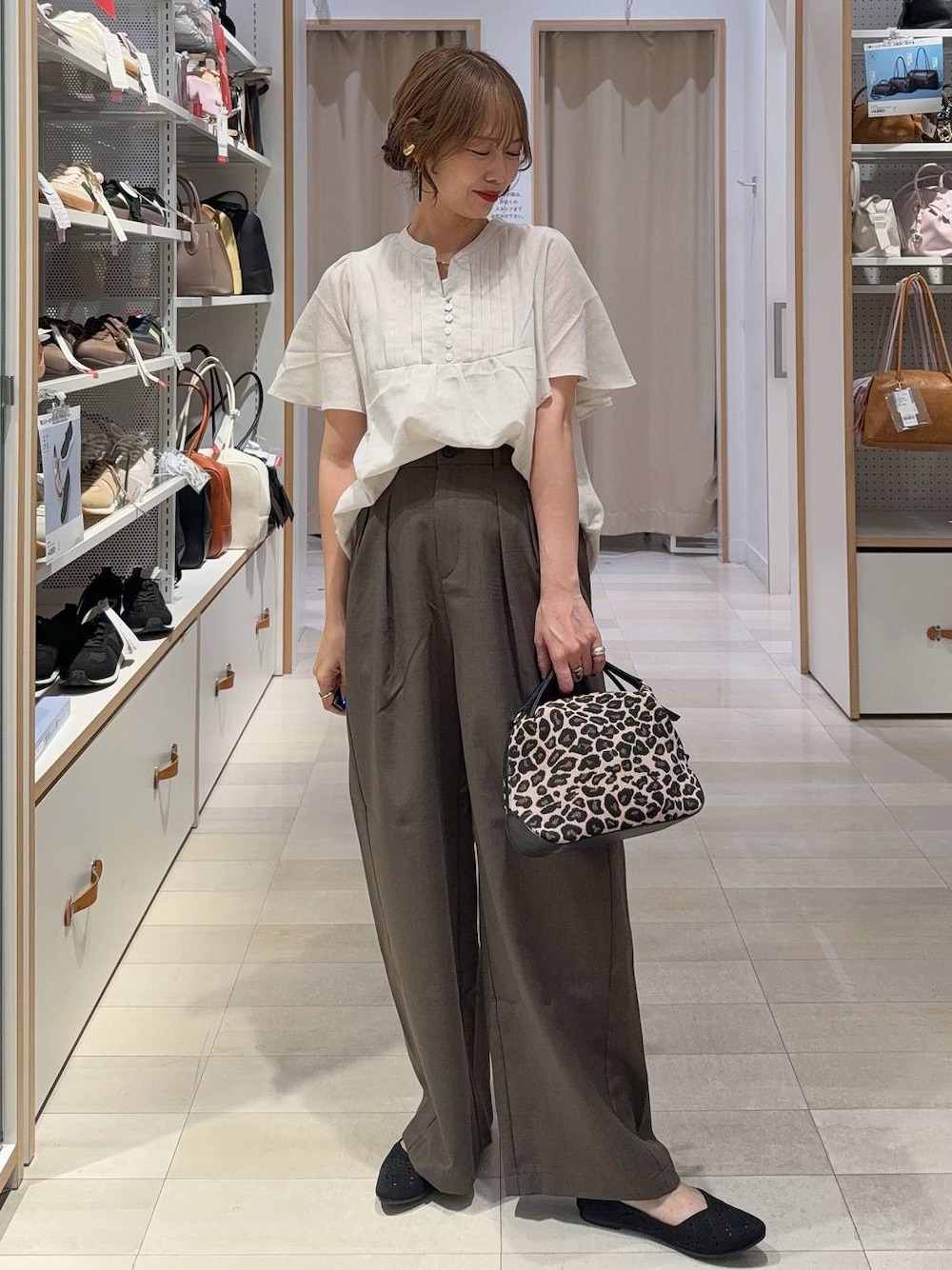 その他のショルダーバッグ、ブラック系のパンプス、ベージュ系のシャツ/ブラウスを着用したレディースの夏コーディネートの1枚目の写真