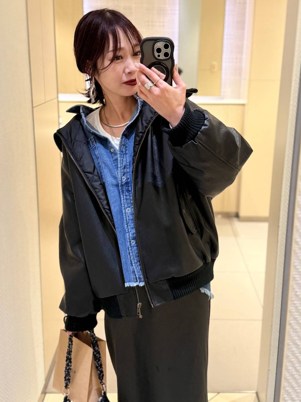 グレー系のスカート、ホワイト系のTシャツ/カットソー、ブルー系のシャツ/ブラウスを着用したレディースの冬コーディネートの1枚目の写真