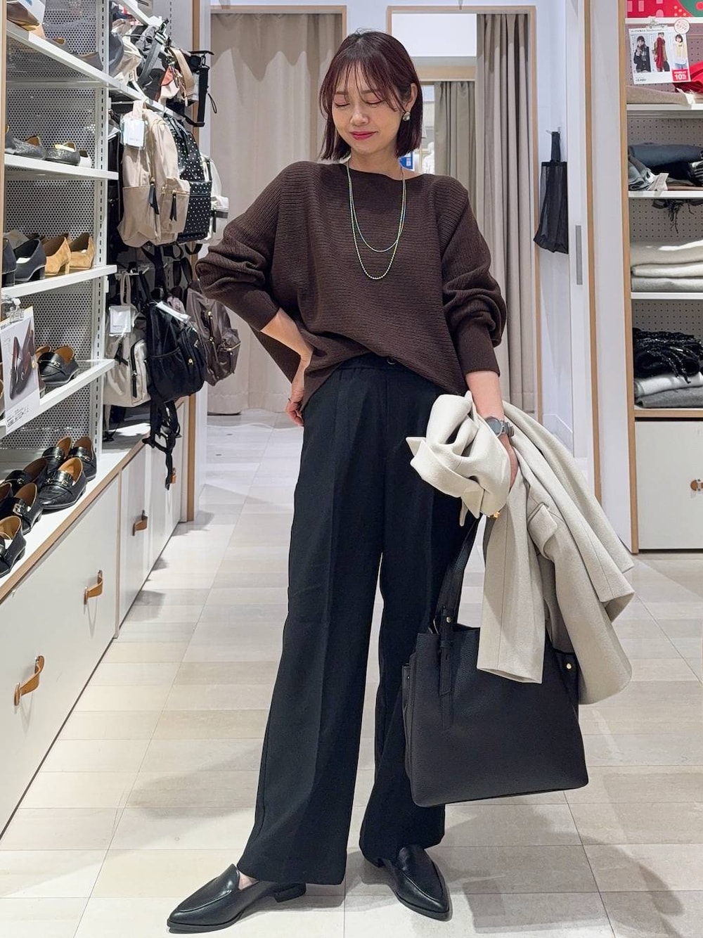 ブラック系のその他パンツ、ブラック系のパンプス、ベージュ系のテーラードジャケットを着用したレディースの冬コーディネートの1枚目の写真