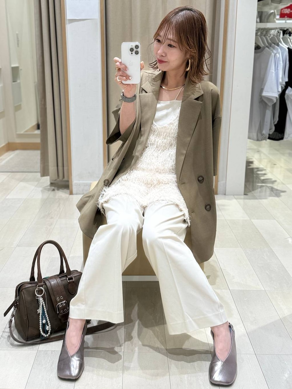 「きれいめ、ベーシック/シンプル、着痩せ・細見え、ママコーデ、体型カバー、カジュアル、GLOBAL WORK」｜「GLOBAL WORKのウツクシルエットワイドパンツ/133599（その他パンツ、ホワイト系）」を使った、せこ子さん（レディース・159cm）の春コーディネートの1枚目の写真