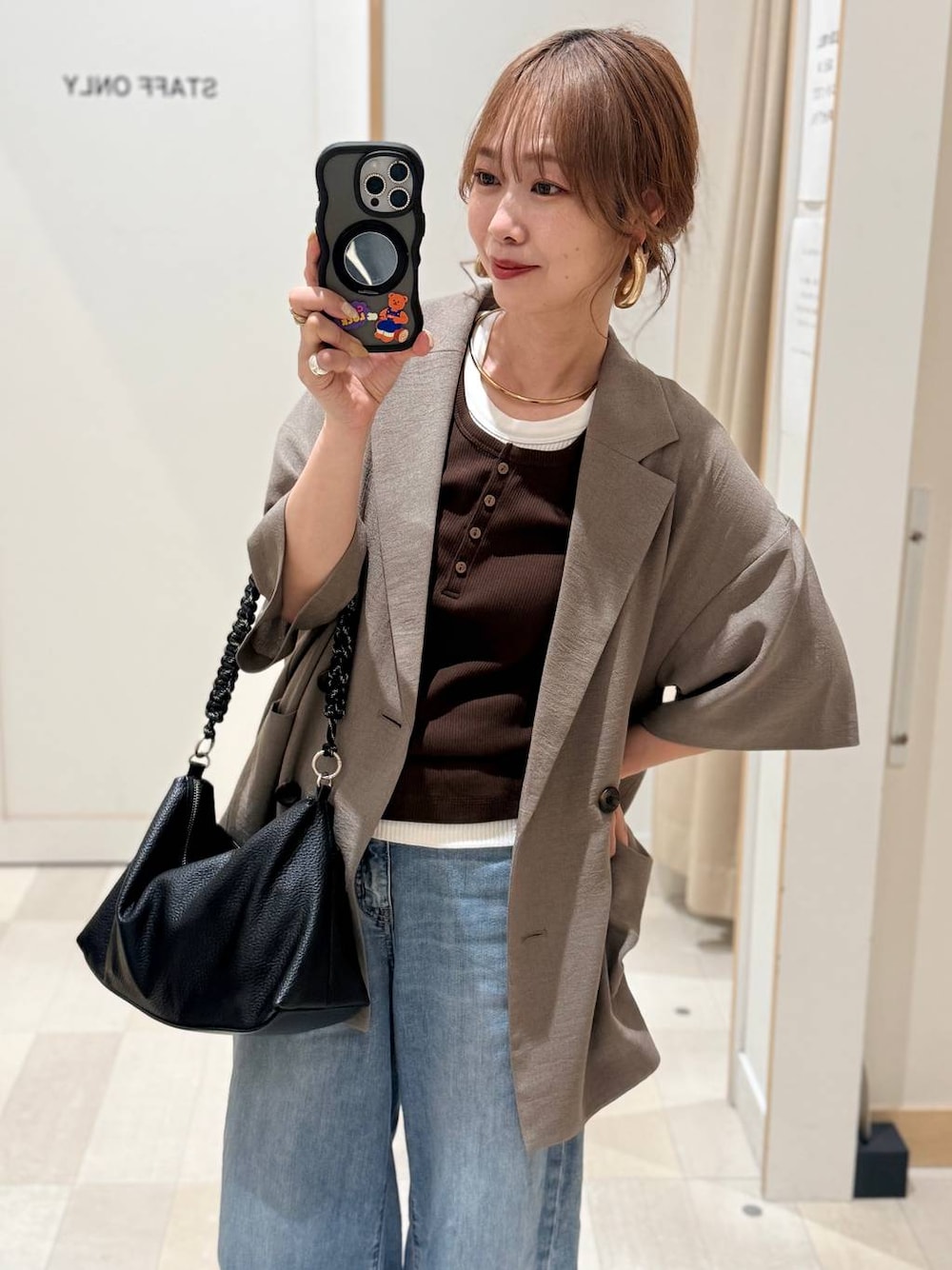 その他のサンダル、ブルー系のデニムパンツ、ブラウン系のテーラードジャケットを着用したレディースの春コーディネートの1枚目の写真