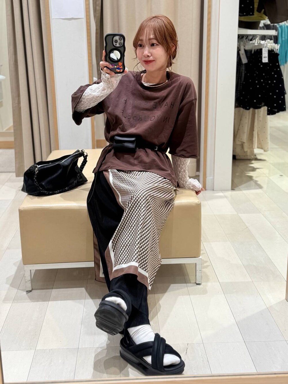 ホワイト系のTシャツ/カットソー、ブラウン系のスウェット、ブラック系のその他パンツを着用したレディースの春コーディネートの1枚目の写真