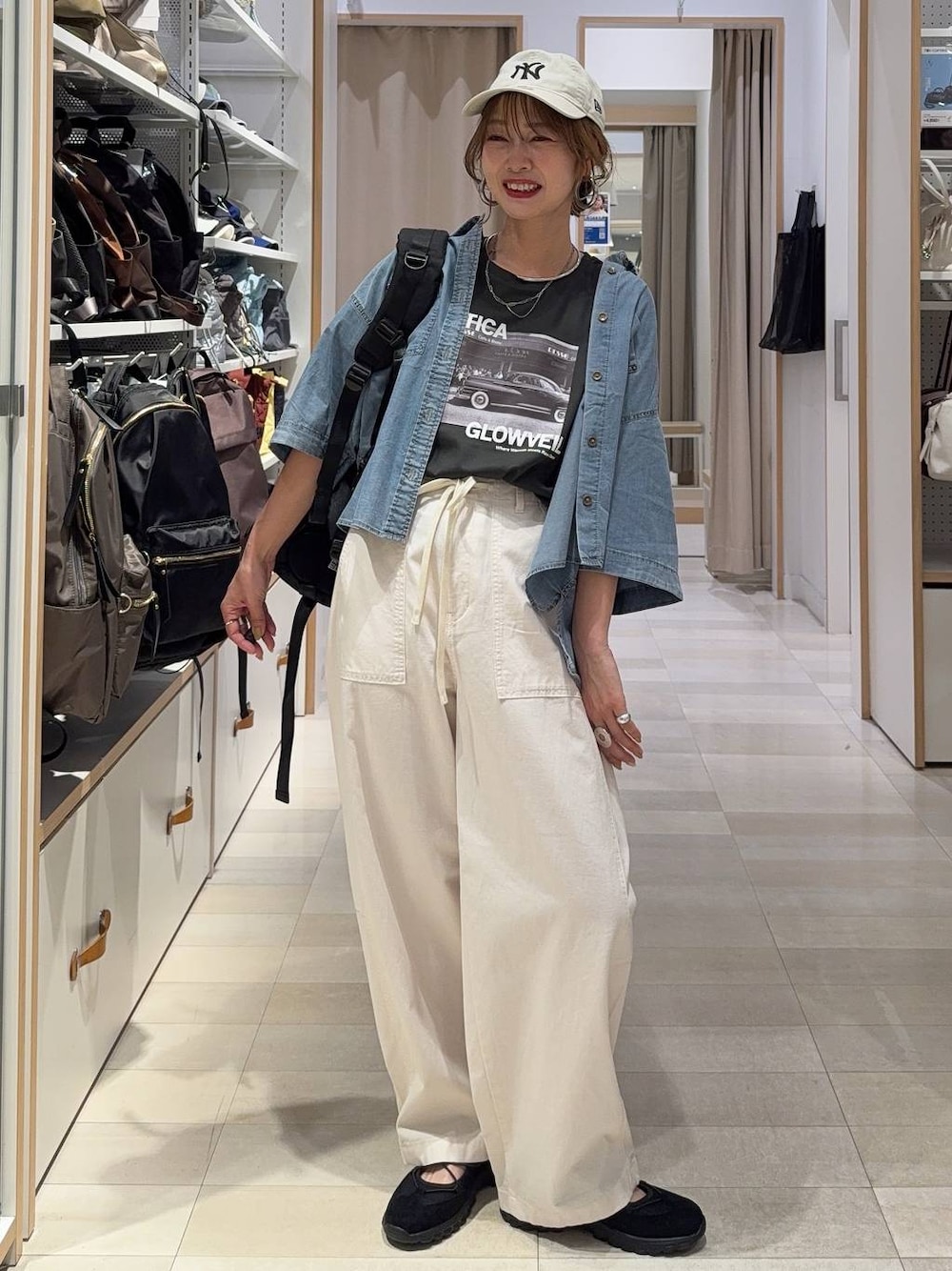 グレー系のTシャツ/カットソー、ベージュ系のその他パンツ、ブルー系のシャツ/ブラウスを着用したレディースの春コーディネートの1枚目の写真