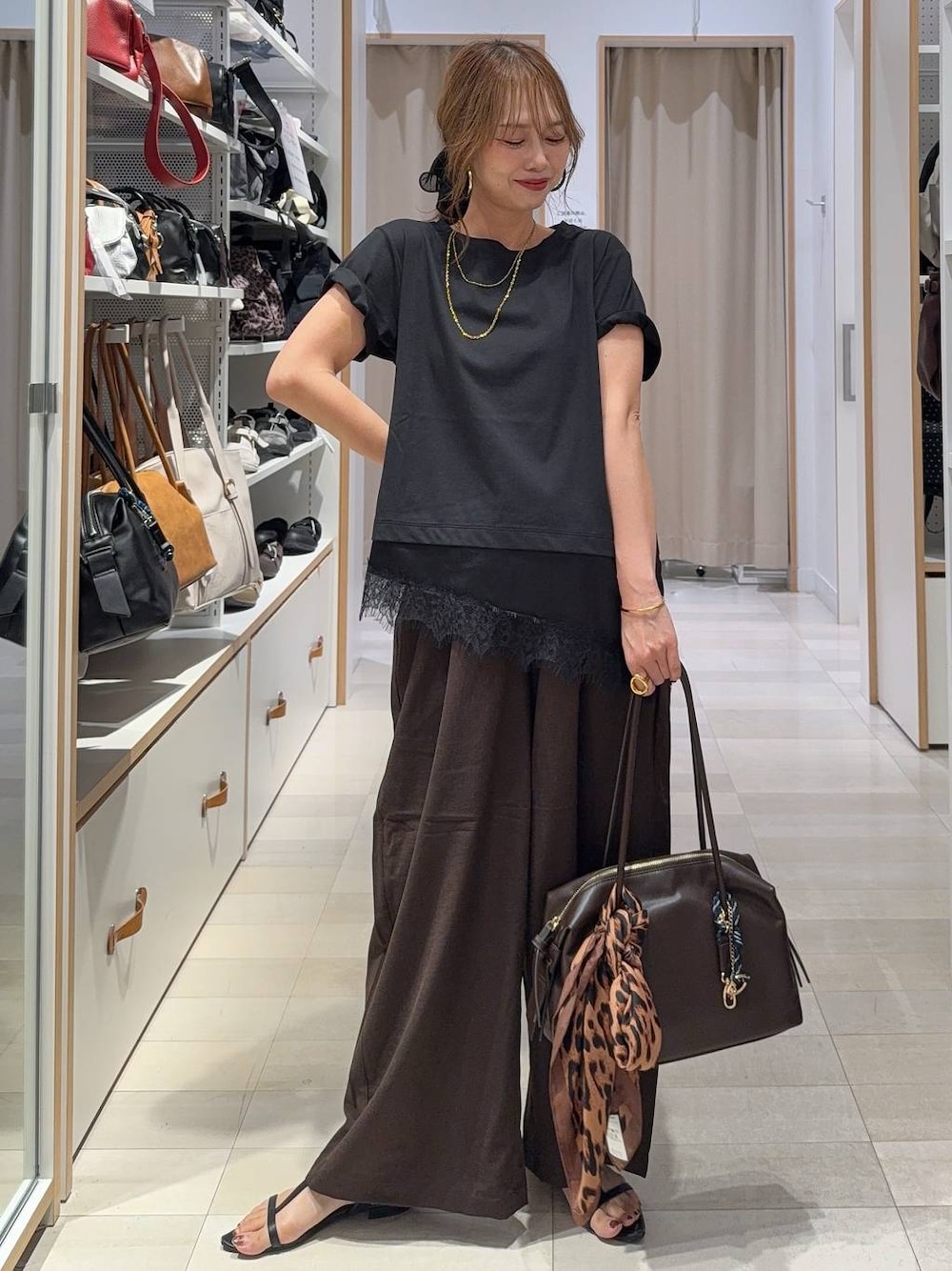 ブラウン系のボストンバッグ、ブラウン系のその他パンツ、ブラック系のTシャツ/カットソーを着用したレディースの夏コーディネートの1枚目の写真