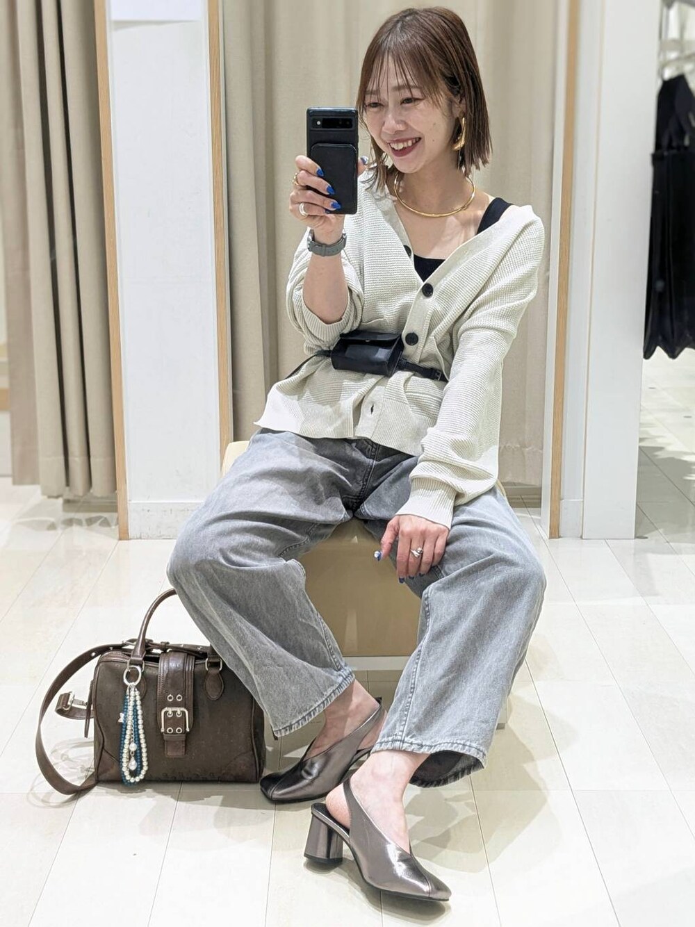 「ベーシック/シンプル、ママコーデ、体型カバー、カジュアル、きれいめ、着痩せ・細見え、GLOBAL WORK」｜「GLOBAL WORKのGOODデニムカーブパンツ/143956（デニムパンツ、グレー系）」を使った、せこ子さん（レディース・159cm）の春コーディネートの1枚目の写真