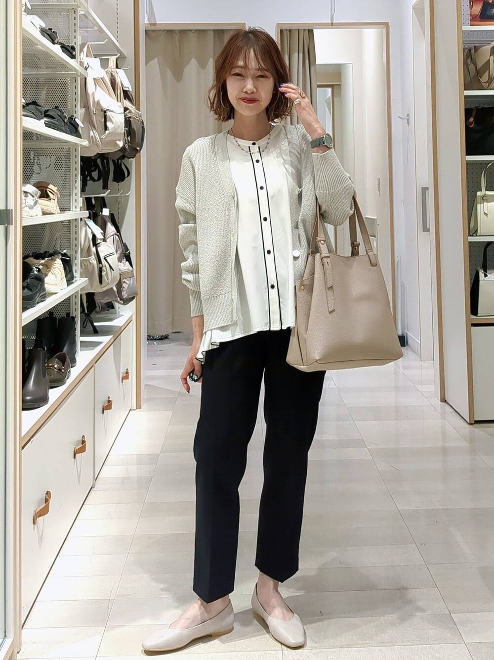 ベージュ系のパンプス、ブラック系のその他パンツ、グレー系のカーディガン/ボレロを着用したレディースの春コーディネートの1枚目の写真