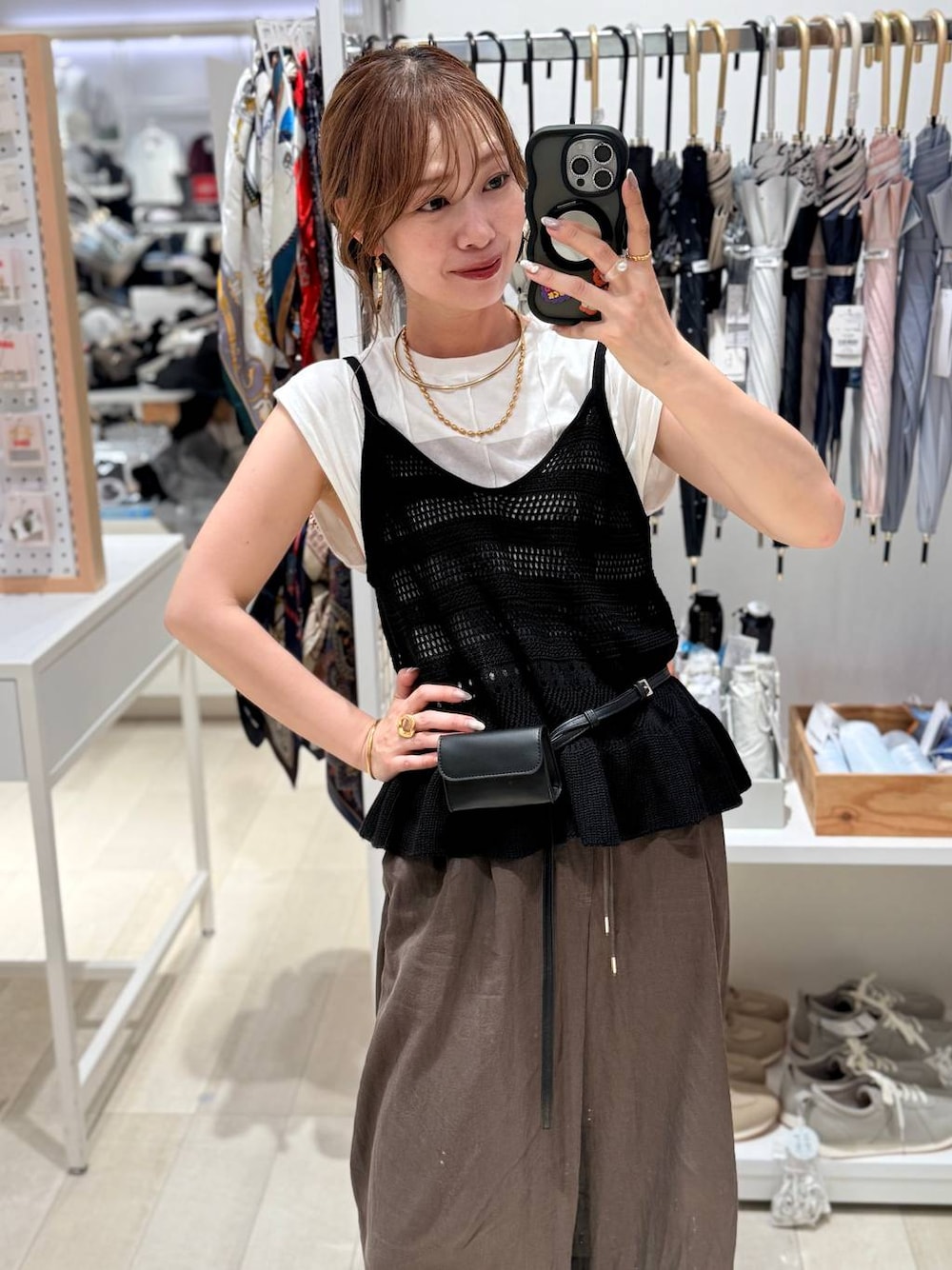 ホワイト系のTシャツ/カットソー、ブラウン系のその他パンツ、ブラウン系のサンダルを着用したレディースの夏コーディネートの1枚目の写真