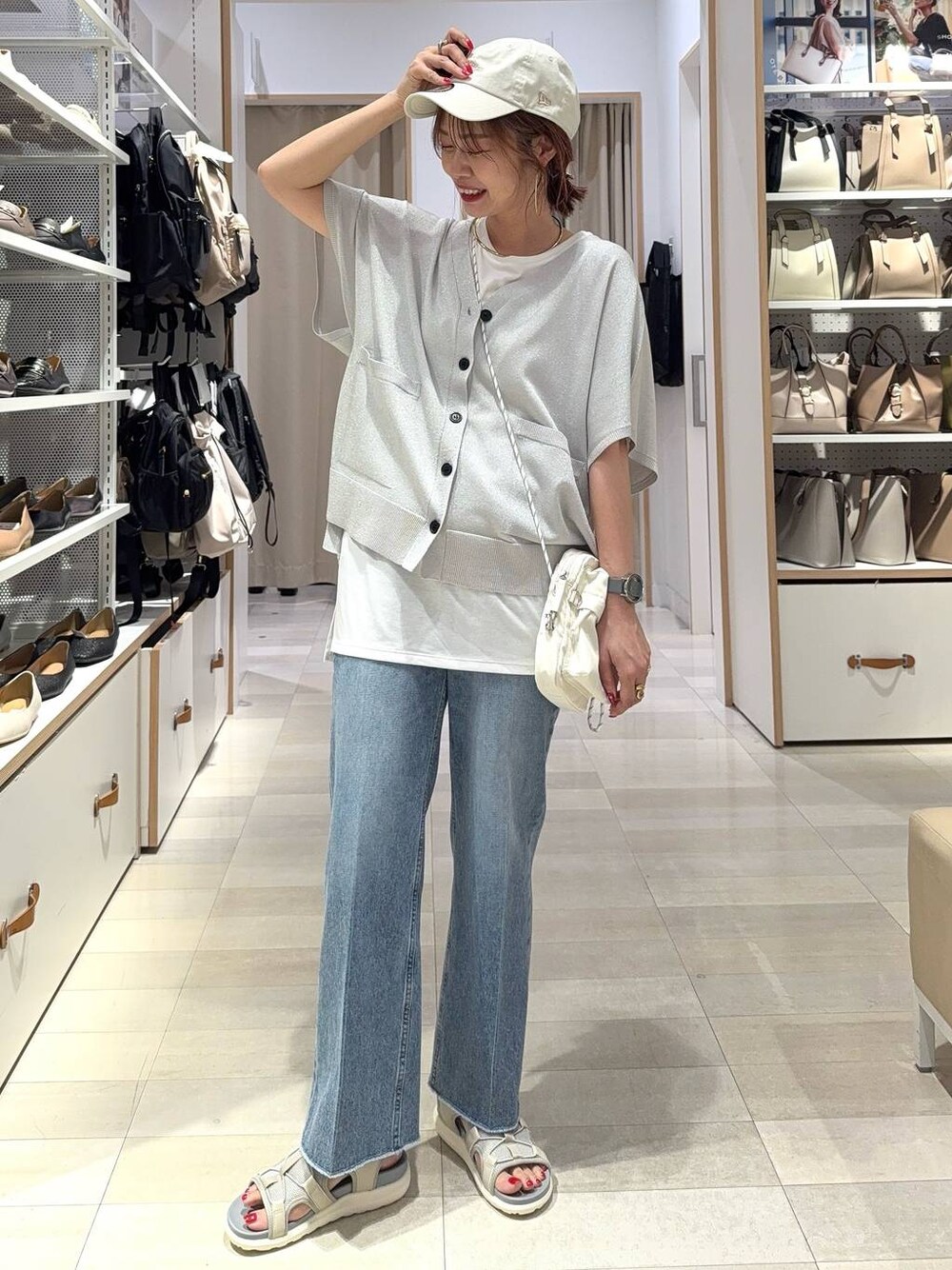 ホワイト系のショルダーバッグ、シルバー系のカーディガン/ボレロ、その他のTシャツ/カットソーを着用したレディースの夏コーディネートの1枚目の写真