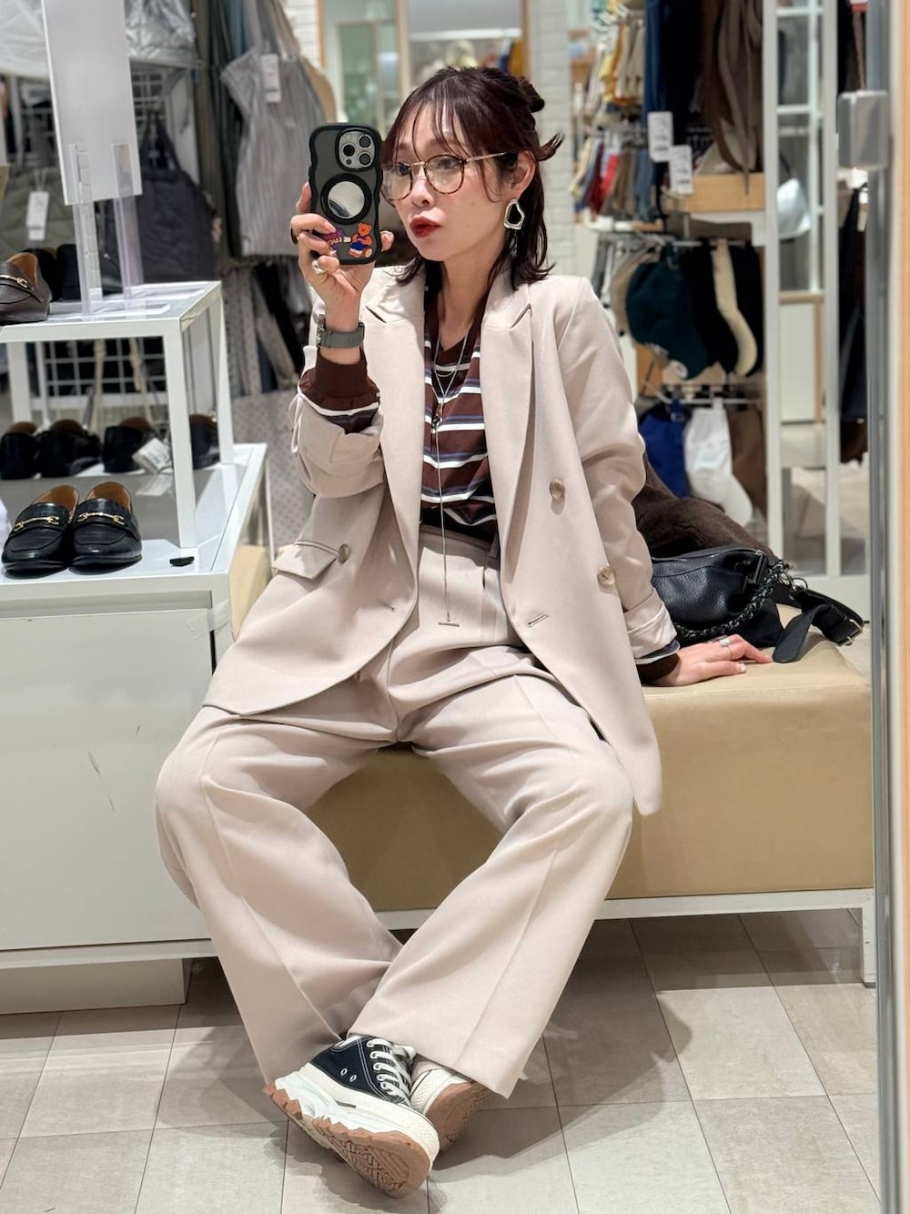 ベージュ系のテーラードジャケット、ベージュ系のその他パンツ、ブラウン系のTシャツ/カットソーを着用したレディースの冬コーディネートの1枚目の写真