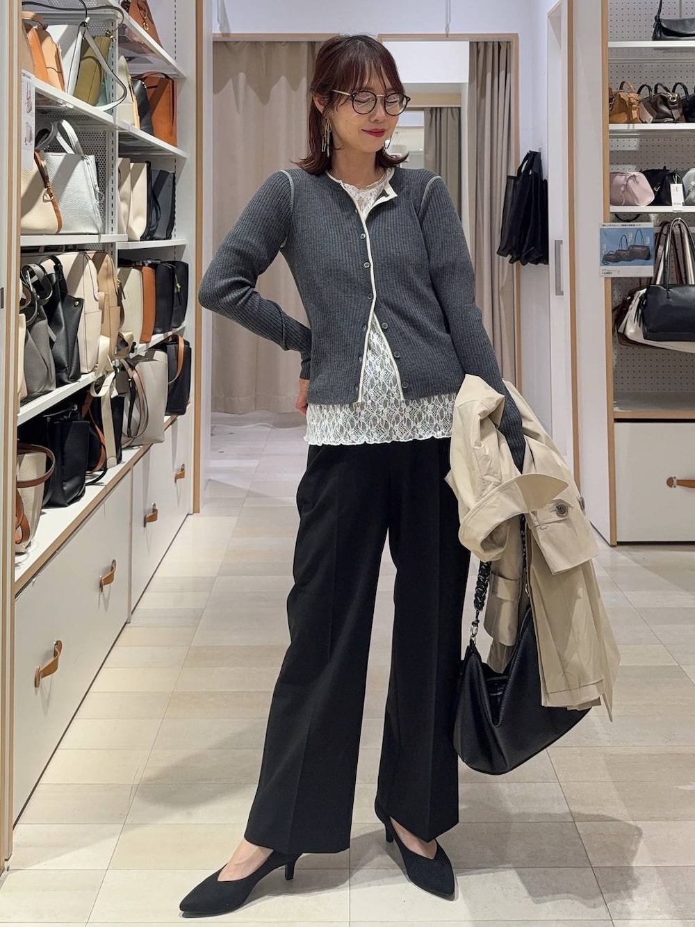 その他のパンプス、ブラック系のスラックス、ベージュ系のステンカラーコートを着用したレディースの春コーディネートの1枚目の写真