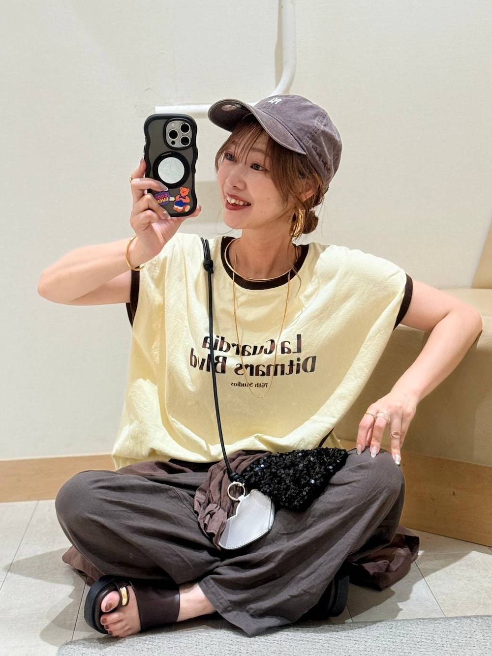 ブラウン系のその他パンツ、ブラウン系のシャツ/ブラウス、ブラウン系のサンダルを着用したレディースの夏コーディネートの1枚目の写真