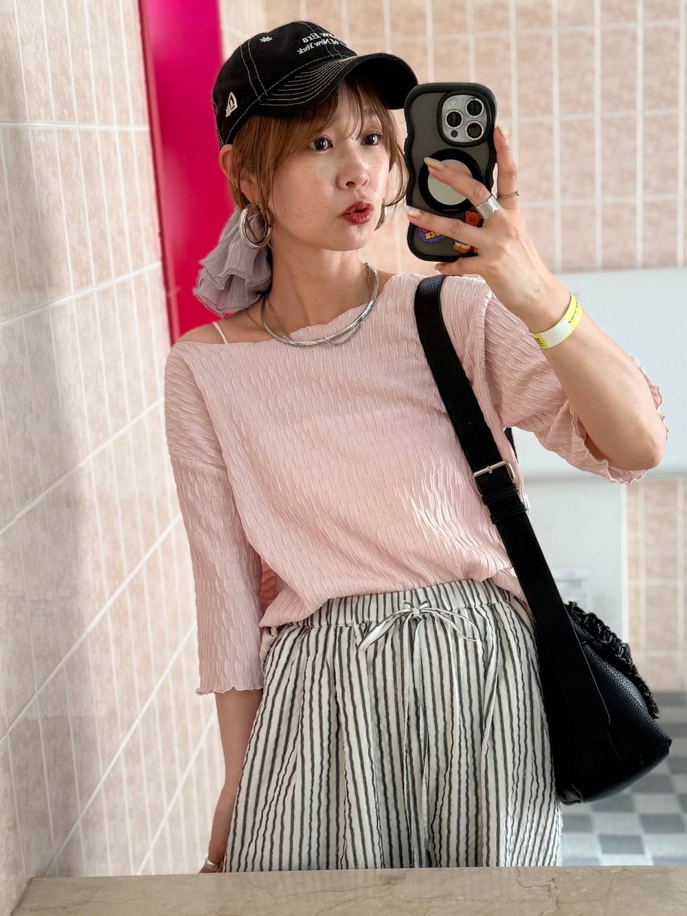 ホワイト系のその他パンツ、シルバー系のネックレス、ブラック系のキャップを着用したレディースの春コーディネートの1枚目の写真