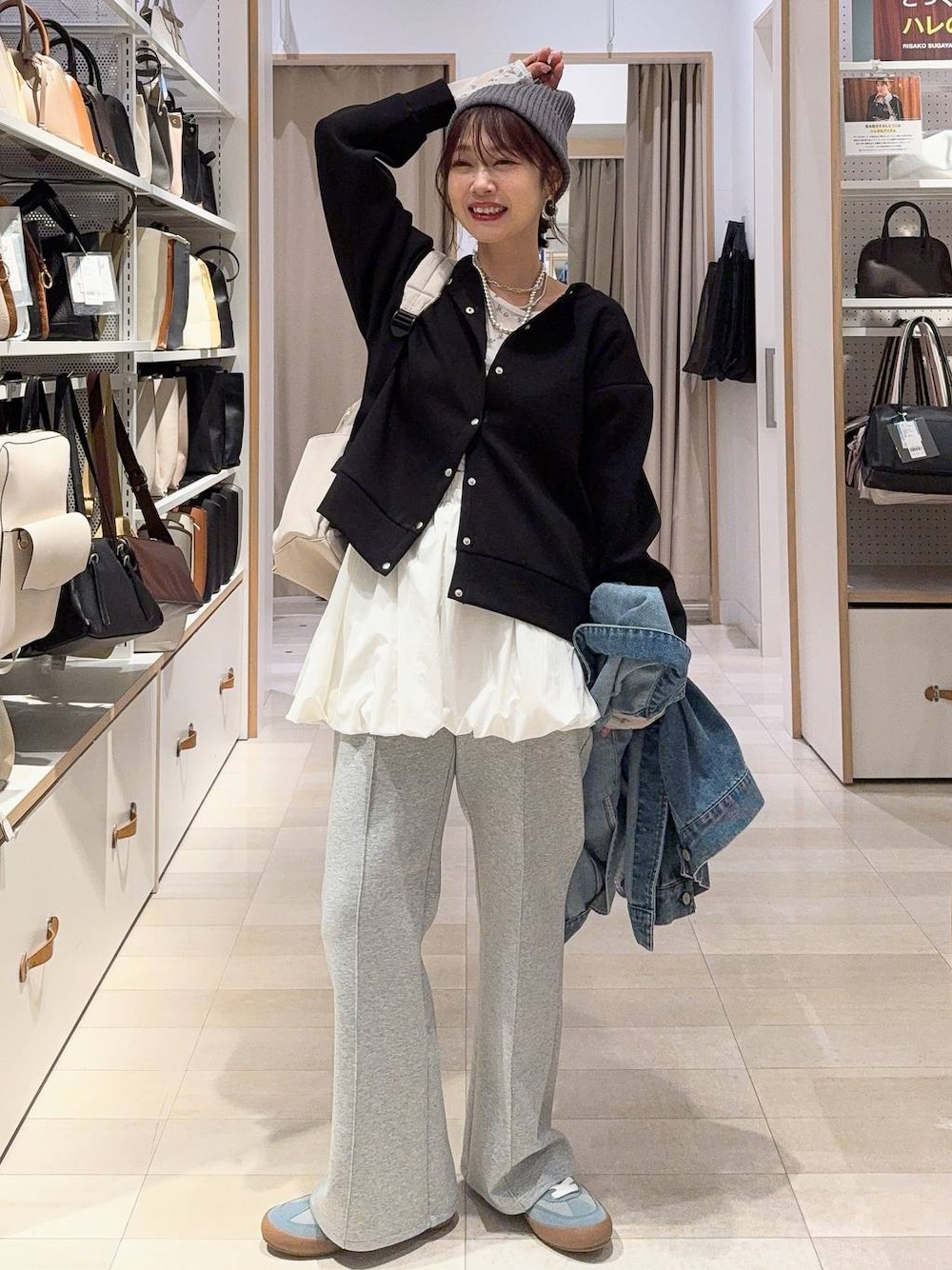 ブルー系のスニーカー、ホワイト系のバックパック/リュック、ホワイト系のTシャツ/カットソーを着用したレディースの冬コーディネートの1枚目の写真