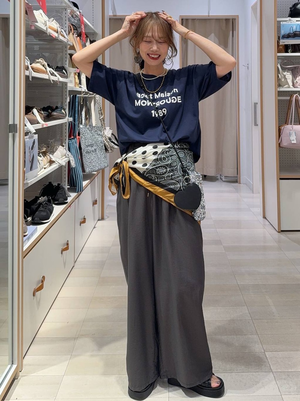 ブルー系のTシャツ/カットソー、ブラウン系のその他パンツ、ブラック系のサンダルを着用したレディースの夏コーディネートの1枚目の写真