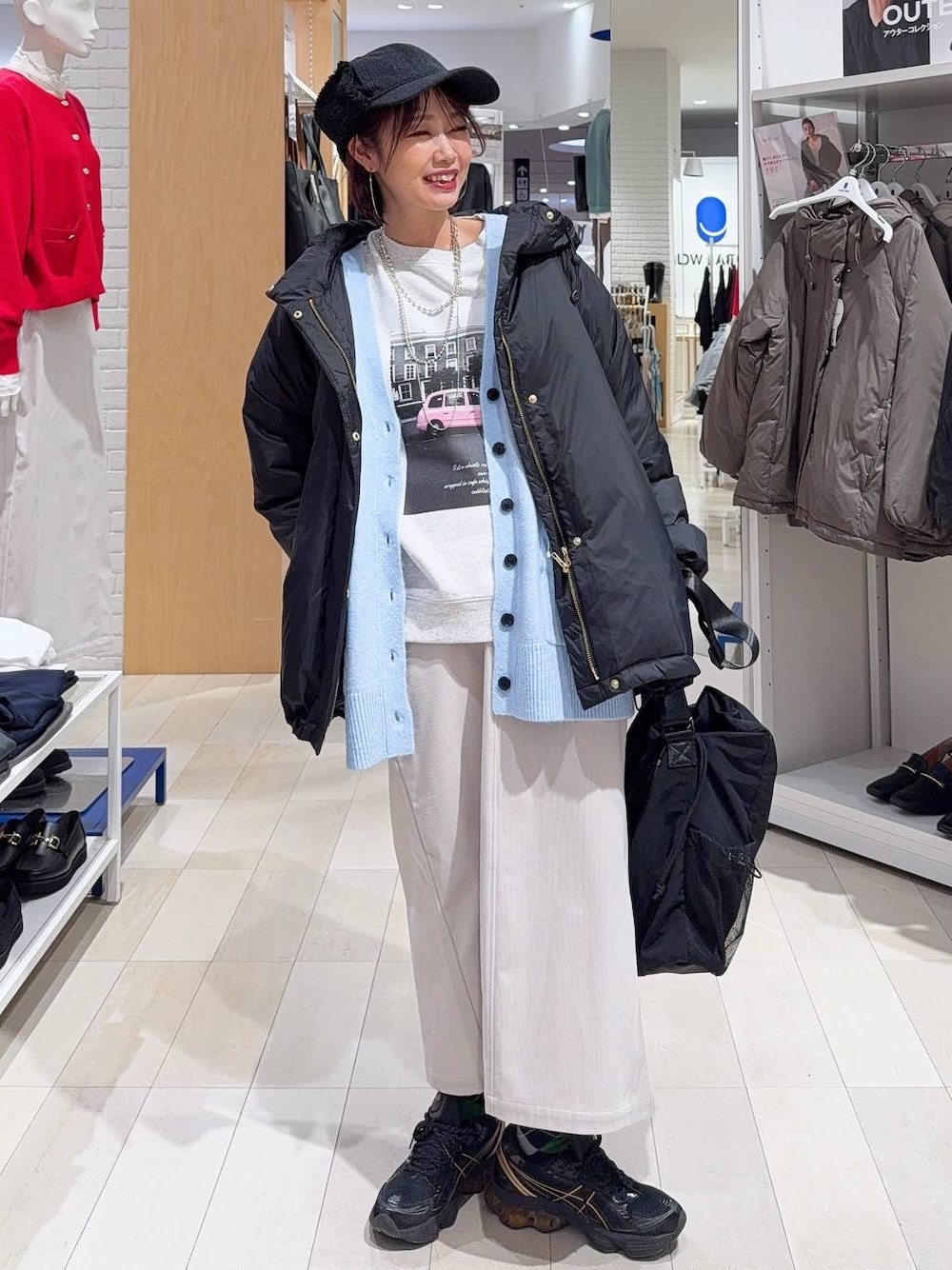 ブラック系のトートバッグ、ブルー系のカーディガン/ボレロ、グレー系のスカートを着用したレディースの秋コーディネートの1枚目の写真