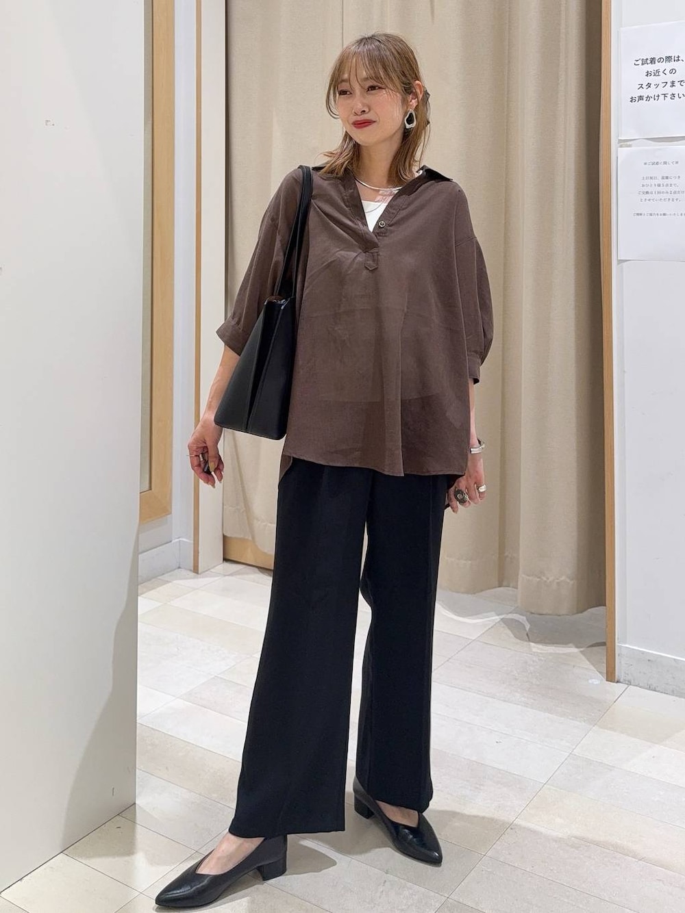 ブラック系のパンプス、ブラック系のトートバッグ、ブラック系のその他パンツを着用したレディースの春コーディネートの1枚目の写真