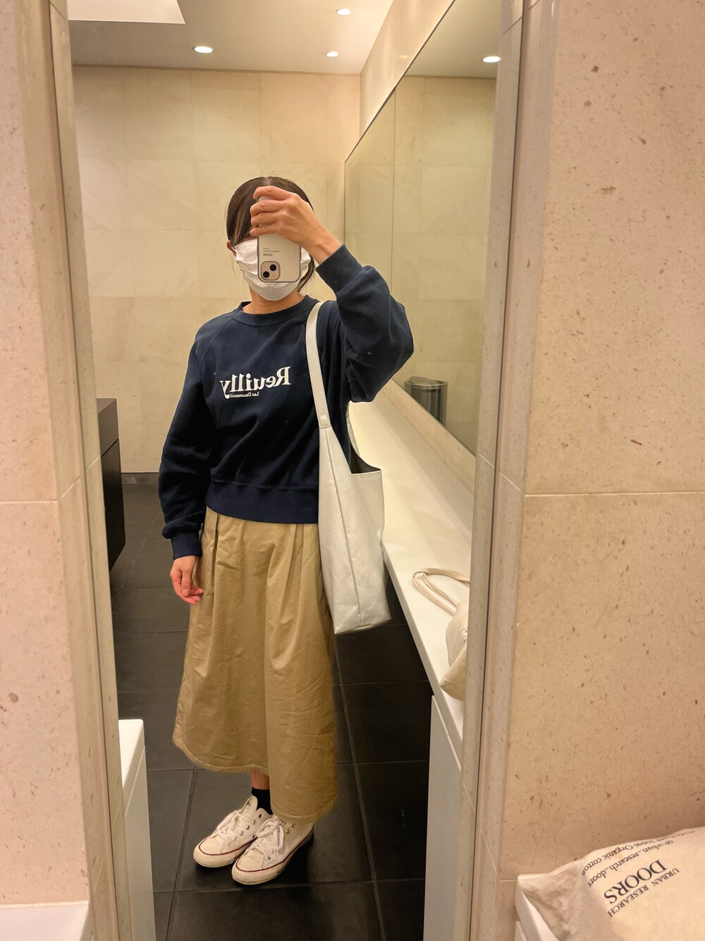 「春ファッション、大人コーデ、シルバーバッグ、ローリーズファーム(LOWRYS FARM)、SLOBE IENA、スウェット、チノスカート、ジーユー、コンバース オールスター、スニーカー」｜「GUのアイテム（スカート、ベージュ系）」を使った、ゆうかさん（レディース・156cm）の春コーディネートの1枚目の写真