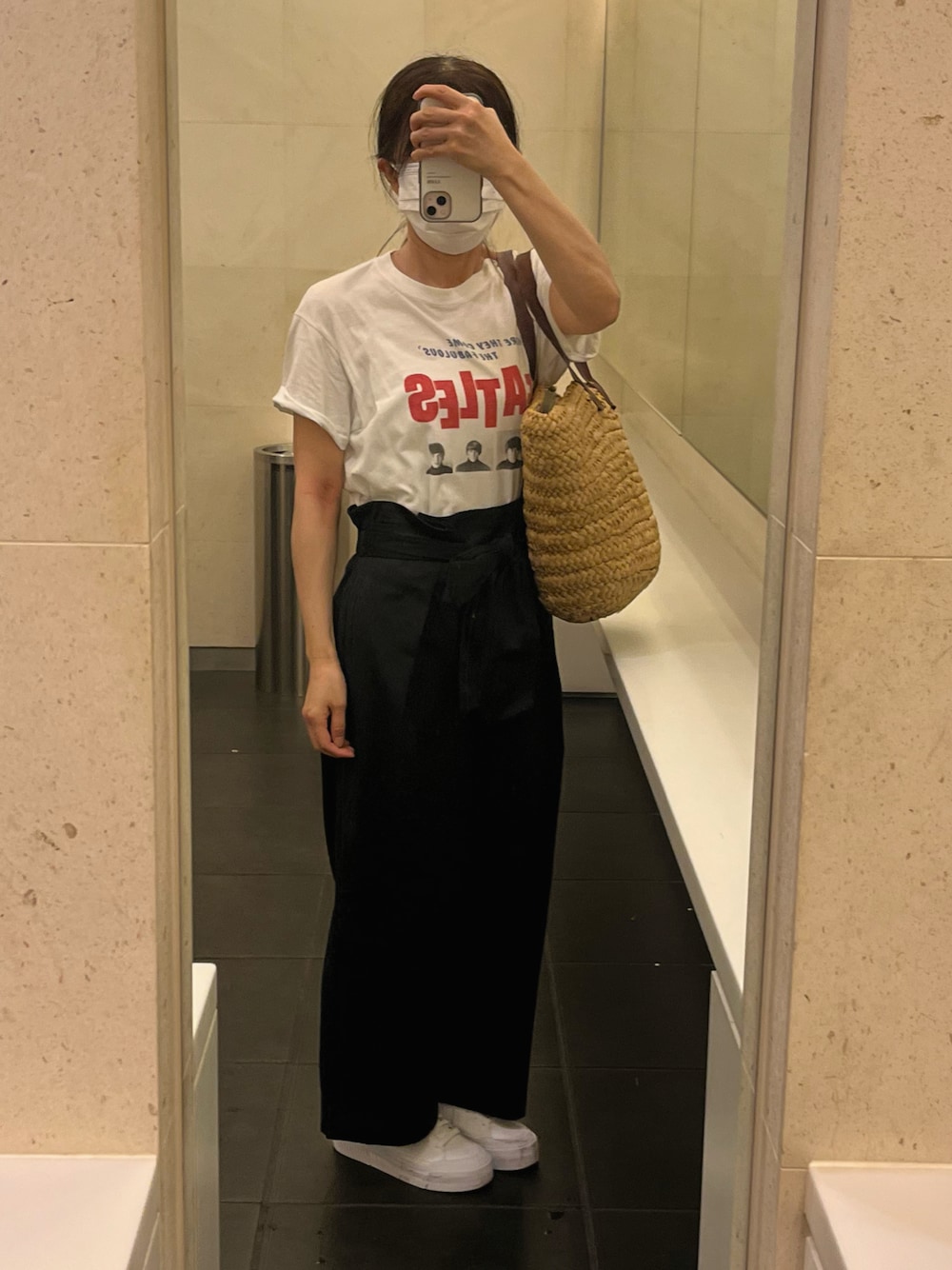 「夏コーデ、ラフコーデ、パンツスタイル、今日のコーデ、夏ファッション、カジュアルスタイル、黒パンツ、ビートルズ、かごバッグ、スニーカー、NIKE、ナイキ、白スニーカー、ロゴT、グラフィックＴ」｜「NIKEのナイキ コート ビジョン アルタ ウィメンズシューズ / Nike Court Vision Alta Women's Shoes  DM0113-100 White（スニーカー、ホワイト系）」を使った、ゆうかさん（レディース・156cm）の夏コーディネートの1枚目の写真