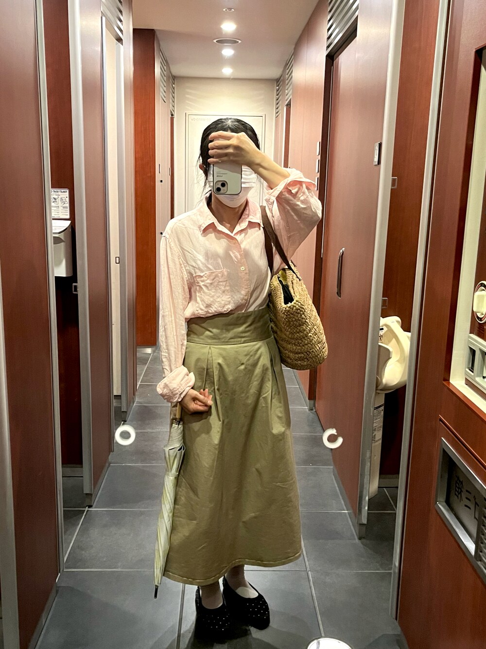 「プチプラ、オトナ女子、夏コーデ、リネン、リネンシャツ、ユニクロ、ジーユー、GU、バレエシューズ、ローリーズファーム(LOWRYS FARM)、バレエシューズ×ソックス、かごバッグ、UNIQLO」｜「UNIQLOのプレミアムリネンシャツ（長袖）（シャツ/ブラウス、ピンク系）」を使った、ゆうかさん（レディース・156cm）の夏コーディネートの1枚目の写真