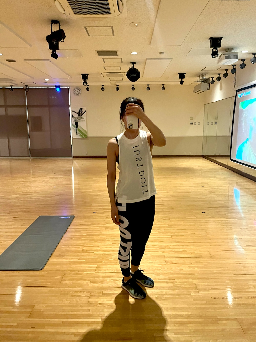 「ジム、トレーニング、ナイキ、アディダス、スニーカー、スポーツ、タンクトップ、レギンス」｜「NIKEのアイテム（タンクトップ、ホワイト系）」を使った、ゆうかさん（レディース・156cm）の秋コーディネートの1枚目の写真