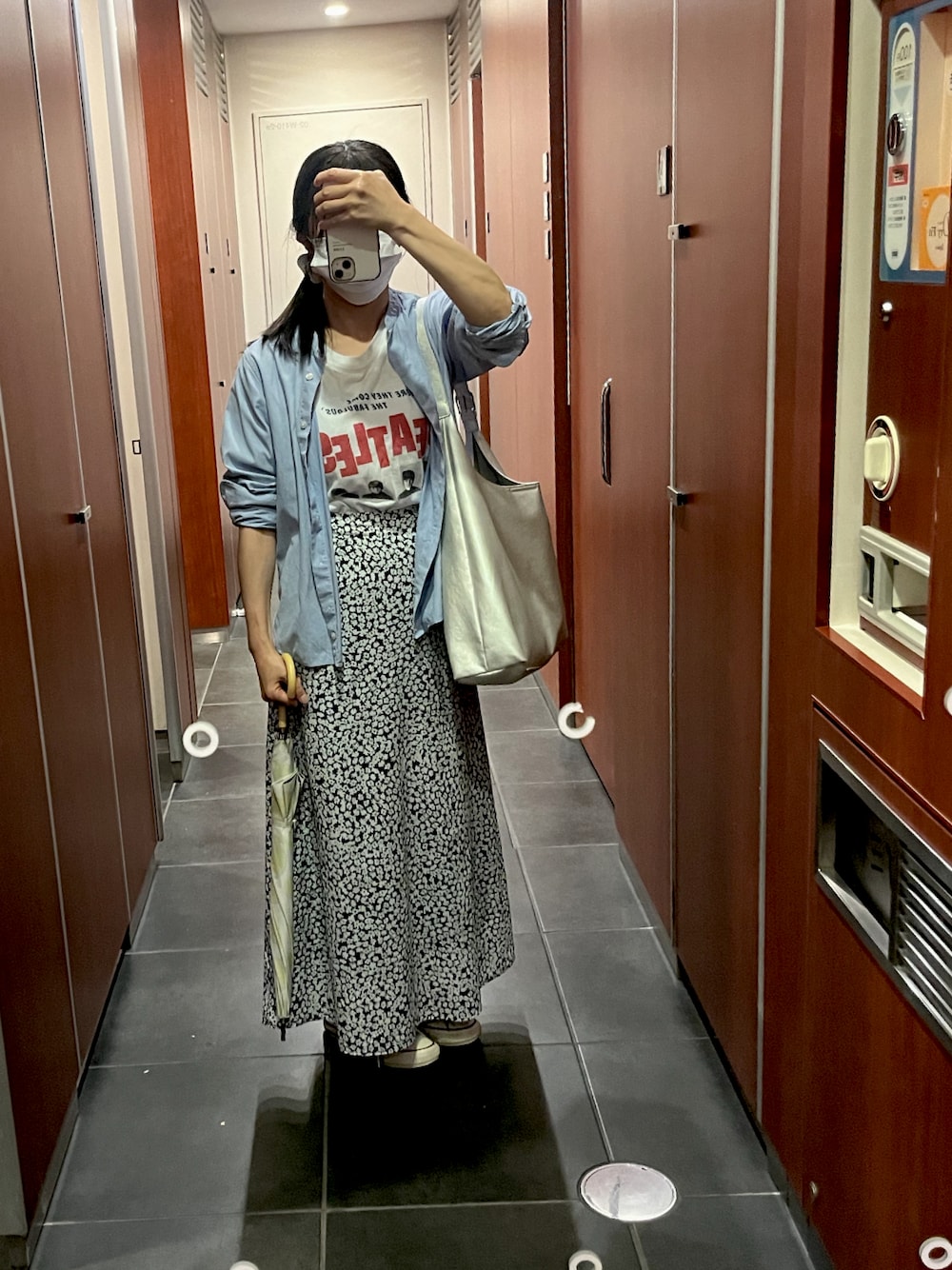「ロゴT、オトナ女子、春、花柄、花柄スカート、無印良品、フリークスストア(FREAK'S STORE)、マキシスカート、ショルダーバッグ、シルバー、シルバーバッグ、コンバース、ビートルズ、ローリーズファーム(LOWRYS FARM)、水色」｜「Right-onのヴィンテージ加工バンドＴ（Tシャツ/カットソー、ホワイト系）」を使った、ゆうかさん（レディース・156cm）の春コーディネートの1枚目の写真
