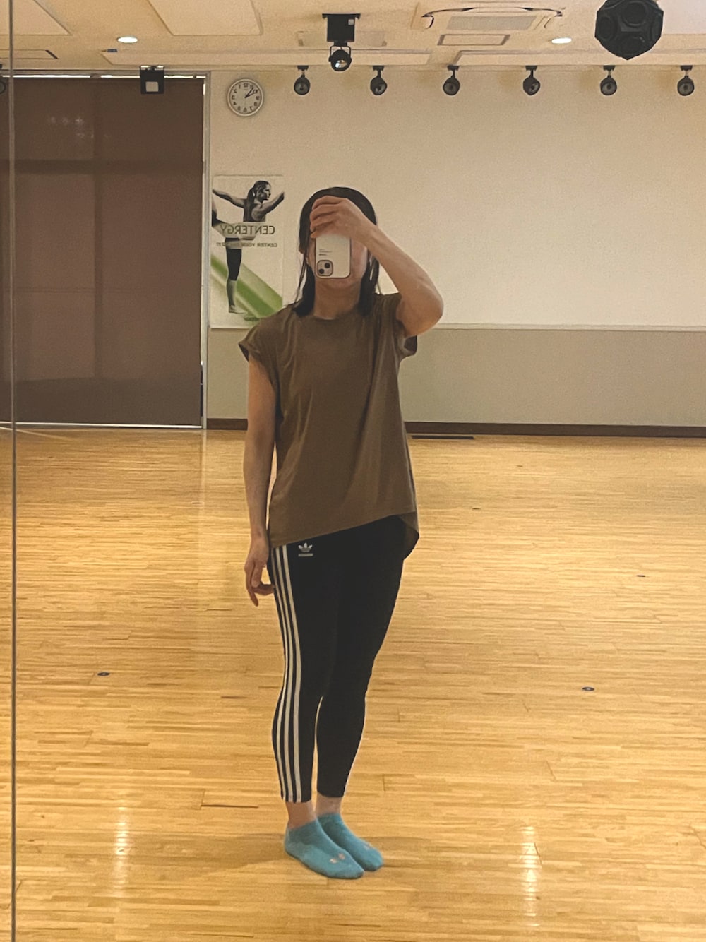 「ヨガコーデ、ヨガ、アディダス、レギンス、アンダーアーマー、yomoment、韓国ブランド」｜「yomomentのアイテム（Tシャツ/カットソー、ブラウン系）」を使った、ゆうかさん（レディース・156cm）の冬コーディネートの1枚目の写真