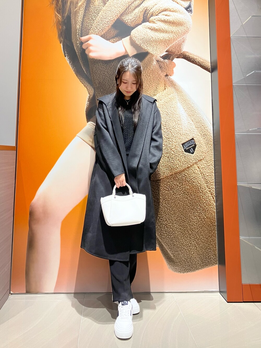「AXchanger、AXchange、axchange、armaniexchange、アルマーニエクスチェンジ、大人コーデ、スニーカー、秋冬コーデ、モノトーン、オトナカジュアル、パンツスタイル」｜「ARMANI EXCHANGEの【A|X アルマーニ エクスチェンジ】A|Xロゴ　ミニハンドバッグ（ハンドバッグ、ホワイト系）」を使った、YUKIさん（レディース・164cm）の秋コーディネートの1枚目の写真