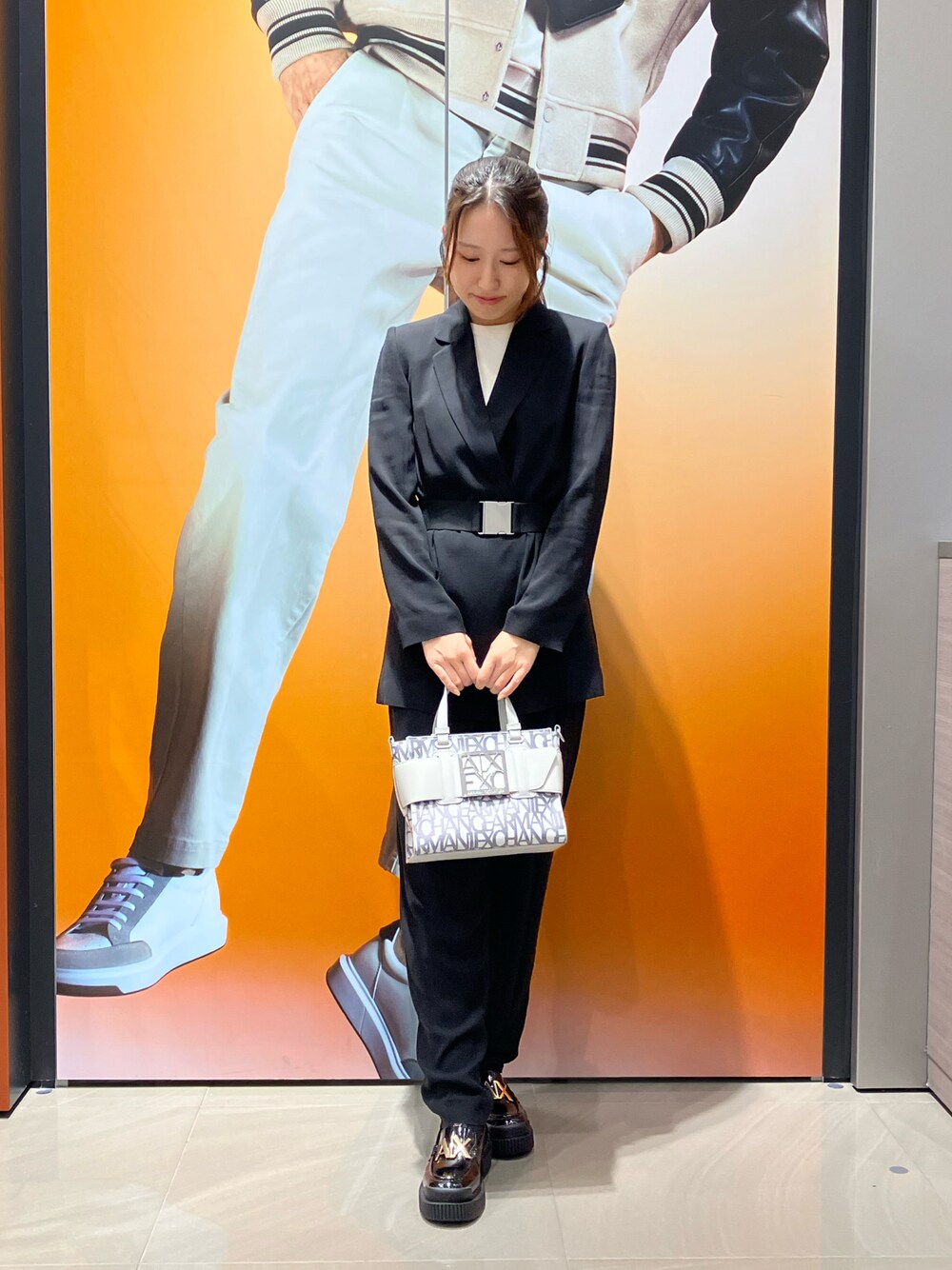 ARMANI EXCHANGEのニット/セーターを使った「オフィスカジュアル