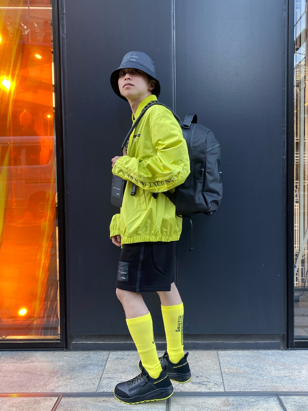 「アルマーニエクスチェンジ、AXchanger、AXchange、AXCatStreet、原宿キャットストリート、Mixmag、mixmag、ハット、ワンポイントカラー、ブルゾン、バックパック、ショルダー、ハーフパンツ、ロングソックス、スニーカー」｜「ARMANI EXCHANGEの【A|X アルマーニ エクスチェンジ】AXロゴ　バケットハット（ハット、ブラック系）」を使った、かいちゃんさん（メンズ・160cm）の春コーディネートの1枚目の写真