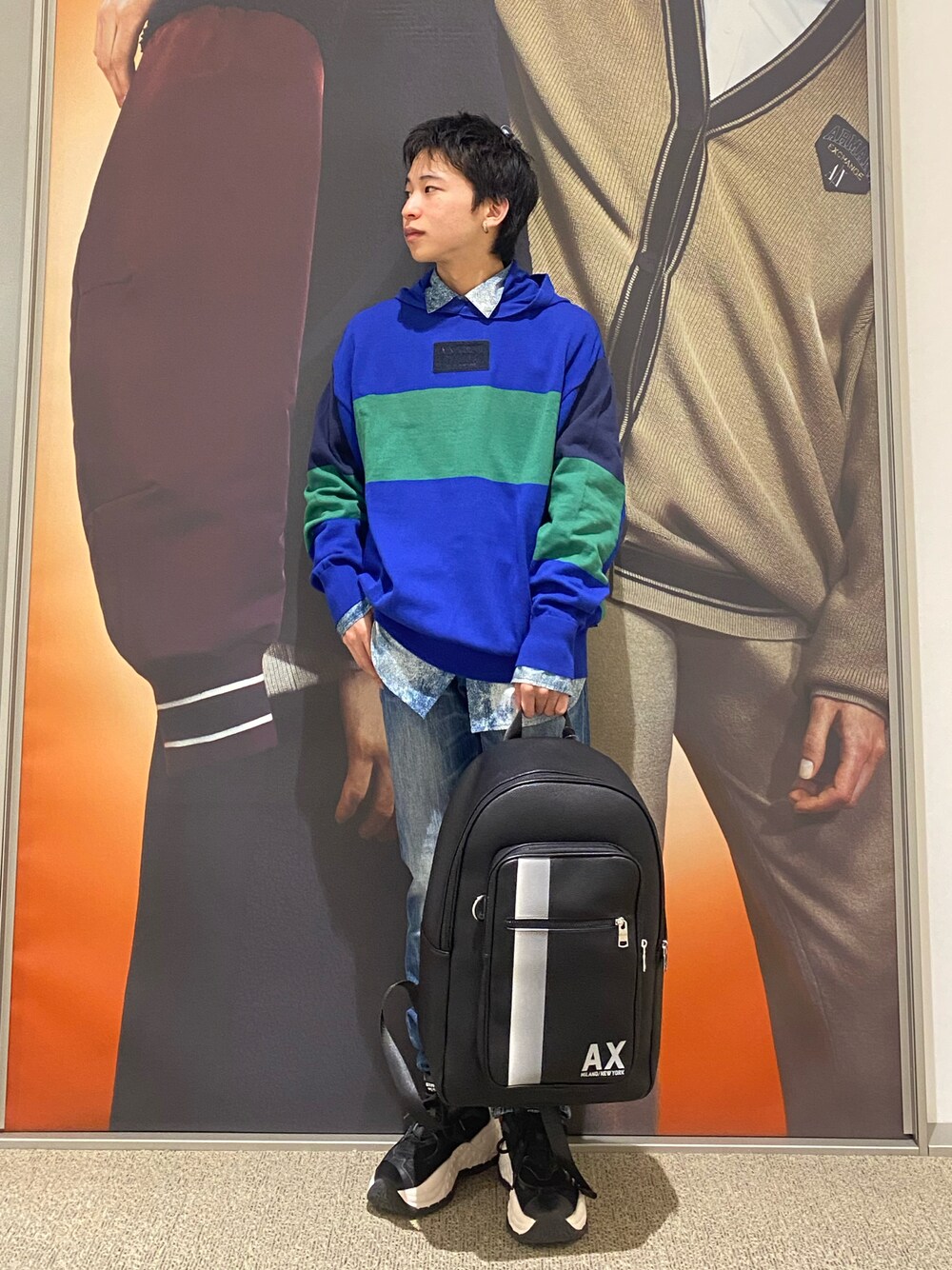 「デニム、リュック、柄シャツ、ニットパーカー、ラフスタイル、アルマーニエクスチェンジ、原宿キャットストリート、axchange、axcatstreet、AXchanger」｜「ARMANI EXCHANGEの【A|X アルマーニ エクスチェンジ】カモプリント　長袖シャツ/SLIM（シャツ/ブラウス、ホワイト系）」を使った、かいちゃんさん（メンズ・160cm）の冬コーディネートの1枚目の写真