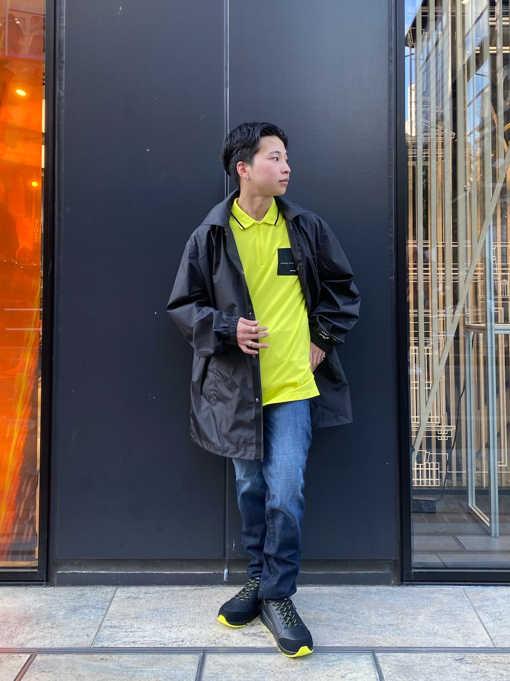 「アルマーニエクスチェンジ、AXchanger、AXchange、AXCatStreet、原宿キャットストリート、Mixmag、mixmag、ワンポイントカラー、ナイロンジャケット、ジーンズ、スニーカー」｜「ARMANI EXCHANGEの【A|X アルマーニ エクスチェンジ】ロゴパッチ　半袖ジップポロシャツ/REGULAR（EC限定カラー含）（ポロシャツ、イエロー系）」を使った、かいちゃんさん（メンズ・160cm）の春コーディネートの1枚目の写真