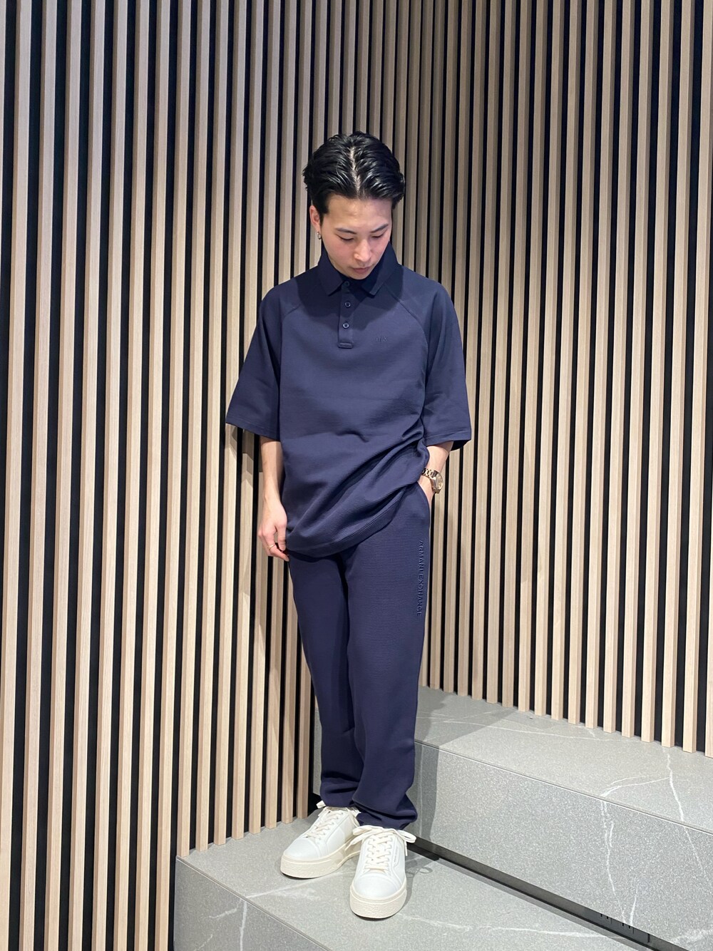 「アルマーニエクスチェンジ、AXchanger、AXchange、AXCatStreet、原宿キャットストリート、ワッフルTシャツ、ワッフルスウェットパンツ、ネイビーコーデ、スニーカー」｜「ARMANI EXCHANGEの【A|X アルマーニ エクスチェンジ】AXロゴ　半袖クルーネックTシャツ/REGULAR（Tシャツ/カットソー、ブラック系）」を使った、かいちゃんさん（メンズ・160cm）の春コーディネートの1枚目の写真