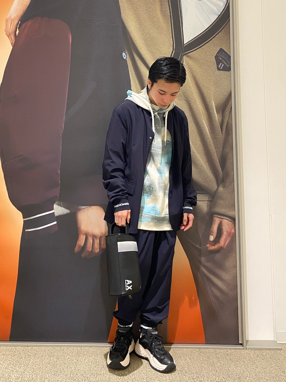 ARMANI EXCHANGEのノーカラージャケットを使った「セットアップ」の