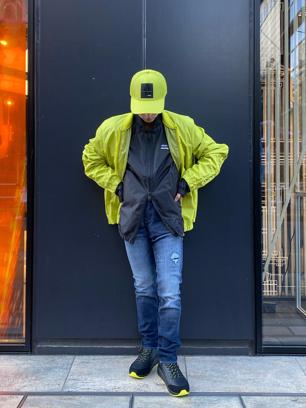 「アルマーニエクスチェンジ、AXchanger、AXchange、AXCatStreet、原宿キャットストリート、Mixmag、mixmag、ワンポイントカラー、ブルゾン×ブルゾン、ジーンズ、スニーカー」｜「ARMANI EXCHANGEの【A|X アルマーニ エクスチェンジ】AXロゴ　キャップ（キャップ、ブラック系）」を使った、かいちゃんさん（メンズ・160cm）の春コーディネートの1枚目の写真
