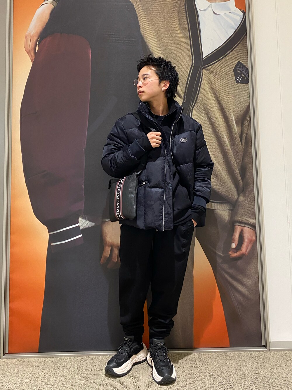 「スウェットパンツ、ニット、ダウンジャケット、ブラックコーデ、ジャージ、アルマーニエクスチェンジ、原宿キャットストリート、axchange、axcatstreet、AXchanger」｜「ARMANI EXCHANGEの【A|X アルマーニ エクスチェンジ】AXロゴ　クルーネックニット（ニット/セーター、ブラック系）」を使った、かいちゃんさん（メンズ・160cm）の冬コーディネートの1枚目の写真