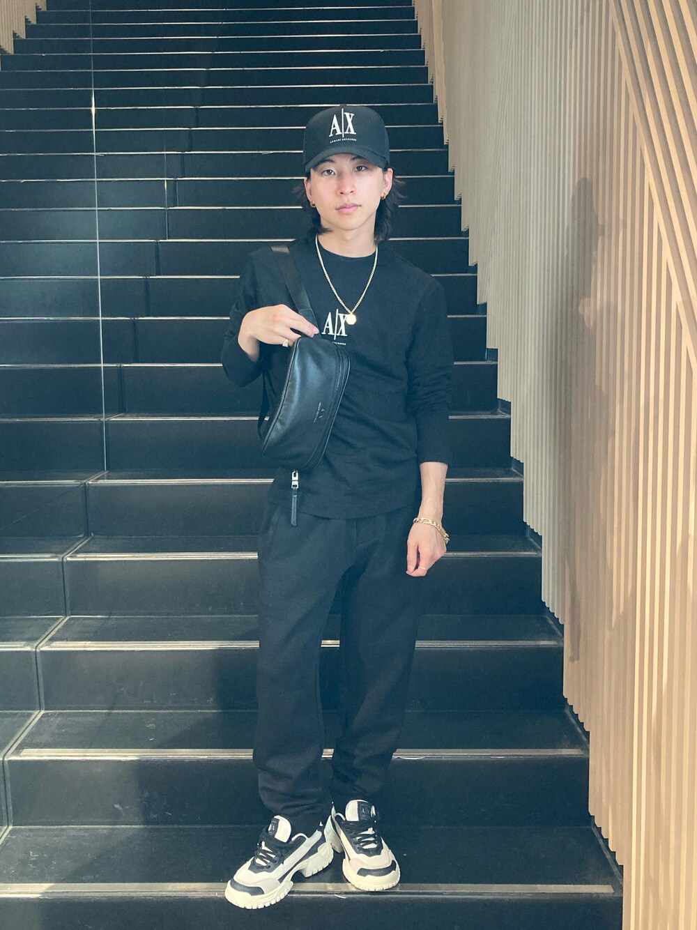 「ネックレス、キャップ、ロンT、ボディバッグ、アルマーニエクスチェンジ、原宿キャットストリート、axchange、axcatstreet、AXchanger」｜「ARMANI EXCHANGEの【A|X アルマーニ エクスチェンジ】ICON パネルキャップ（キャップ、ブラック系）」を使った、かいちゃんさん（メンズ・160cm）の春コーディネートの1枚目の写真
